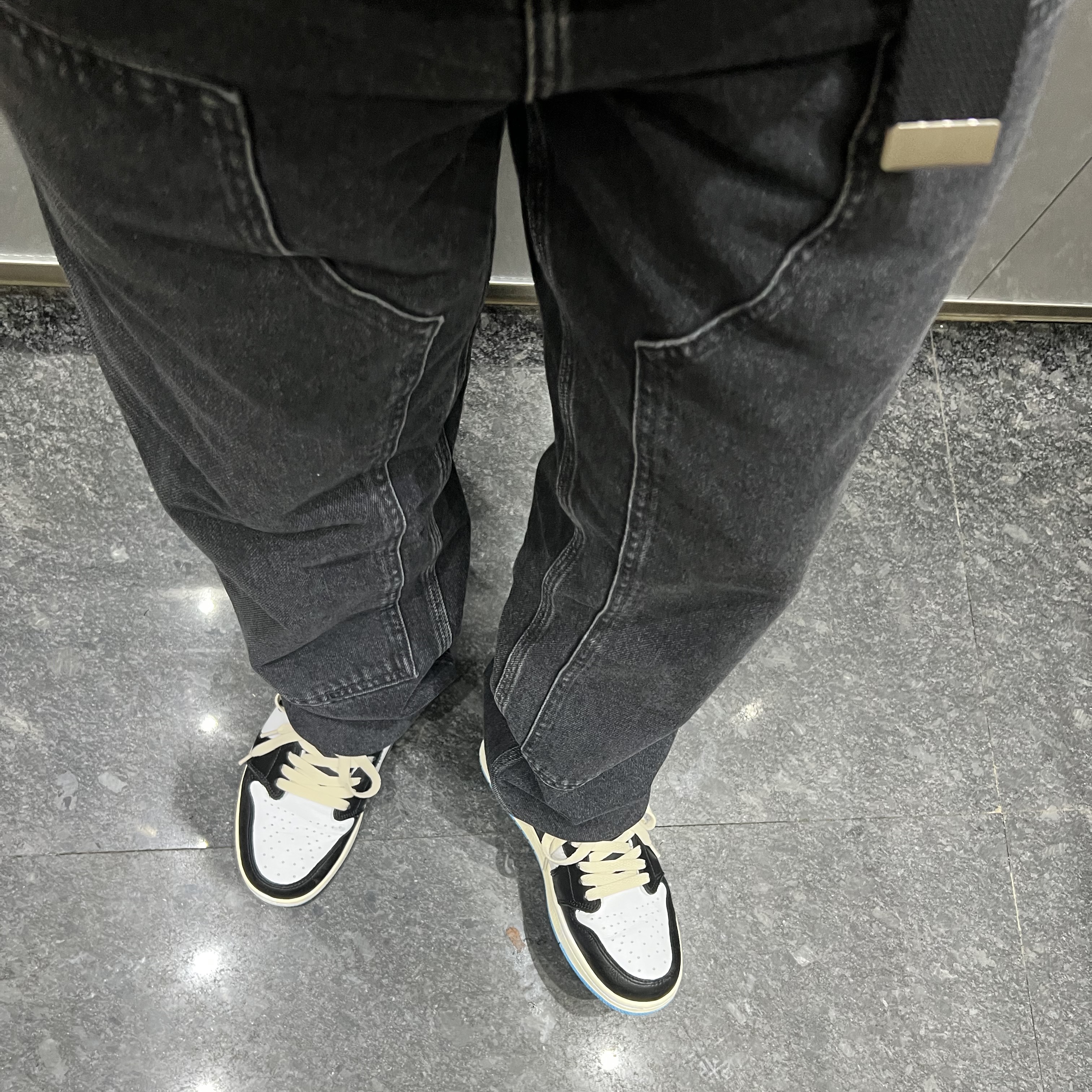 Jordan 1 Retro Low OG Black and Dark Powder Blue 착용 스타일 - 1