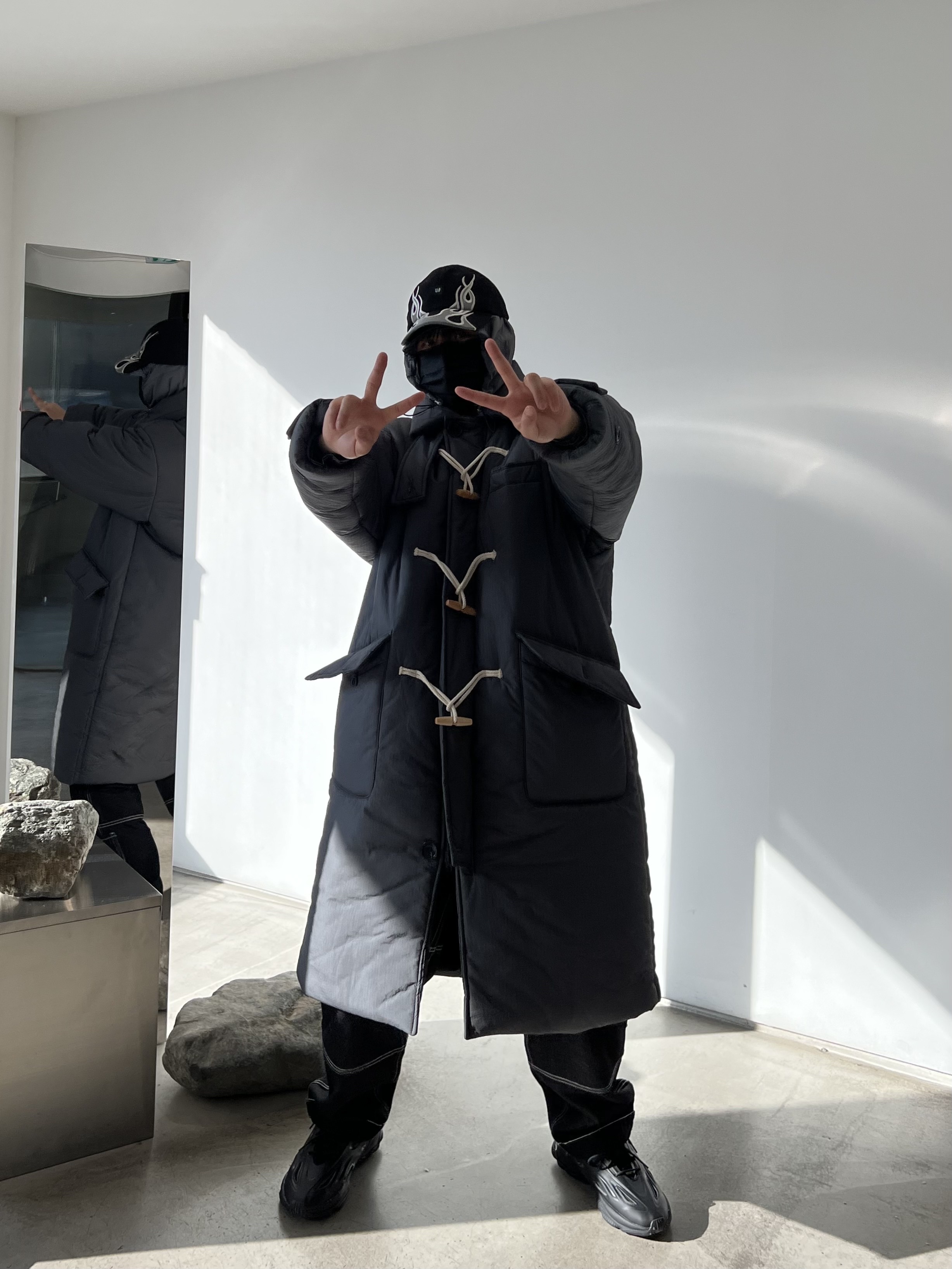 Yeezy Gap Engineered By Balenciaga Flame Cap Black, Adidas Ozweego Celox Core Black 착용 스타일 - 1