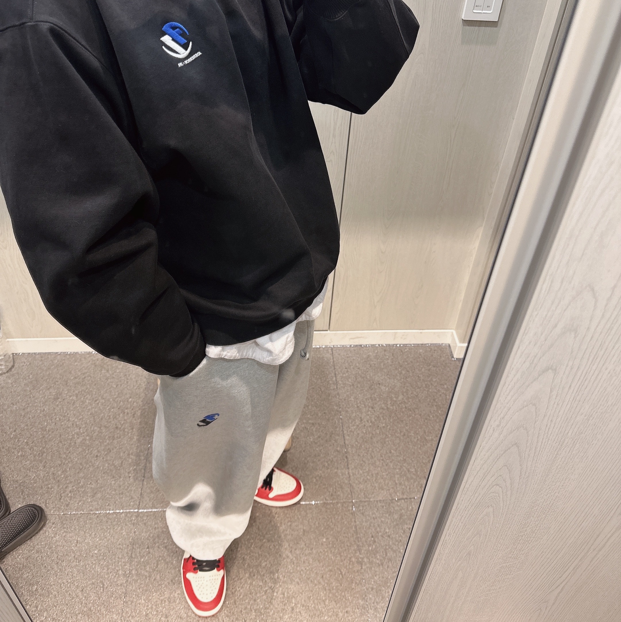 Jordan 1 Retro High OG Chicago 2022, Zara x Ader Error Jogger Pants Grey 착용 스타일 - 2