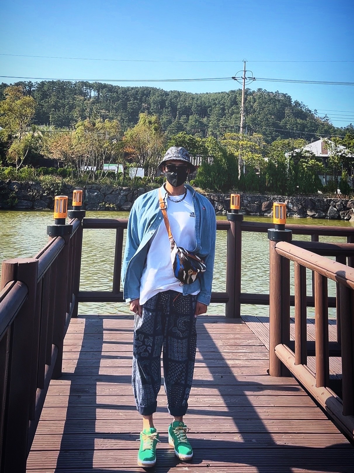 Supreme Bandana Crusher Black - 21SS, Supreme x The North Face Bandana T-Shirt White - 22SS 착용 스타일 - 1
