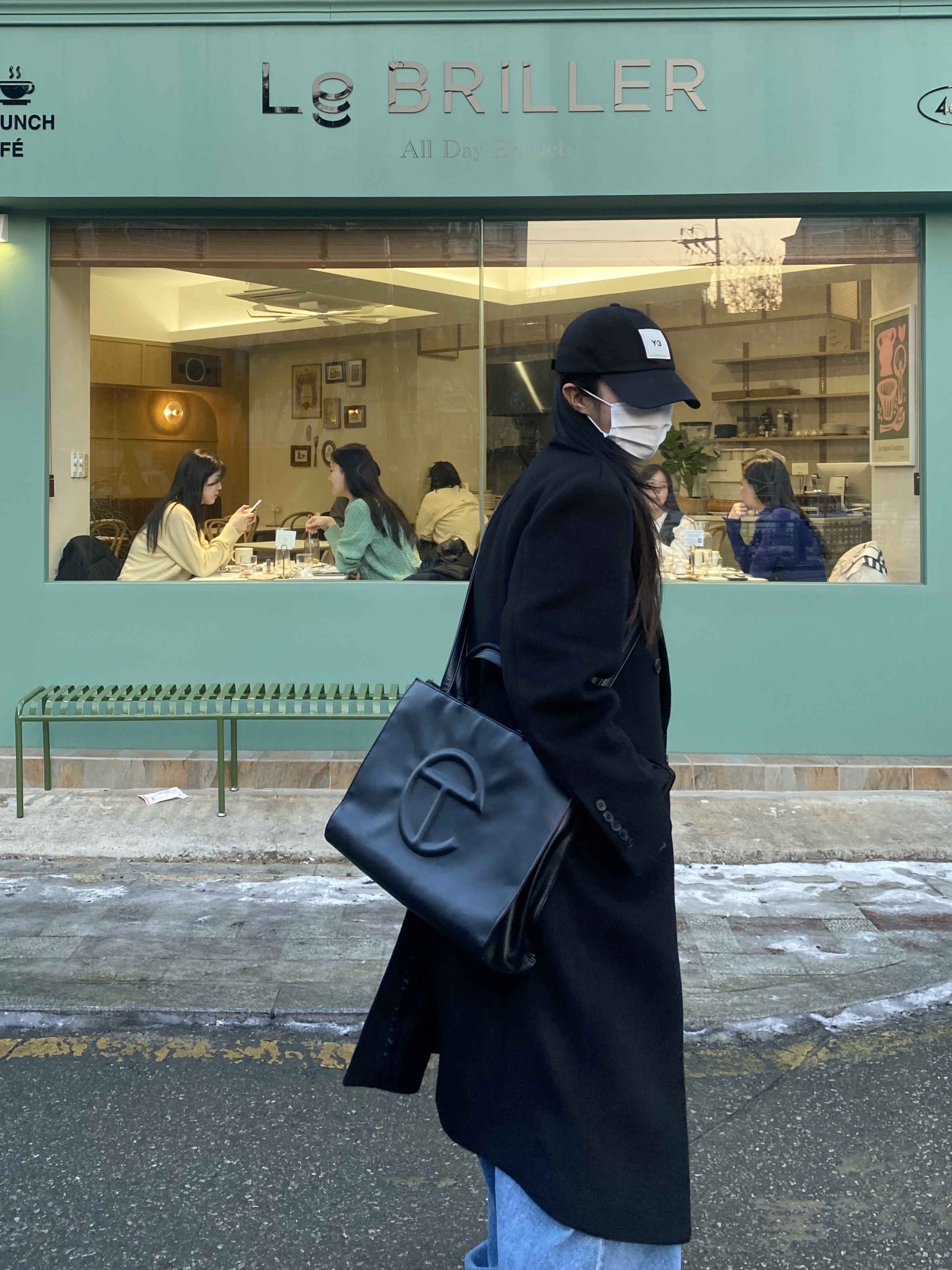 Telfar Medium Shopping Bag Black 착용 스타일 - 2