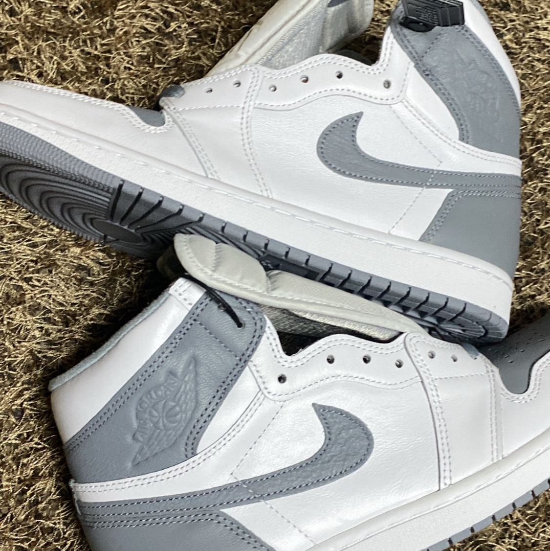 Jordan 1 Retro High OG Stealth 착용 스타일 - 3