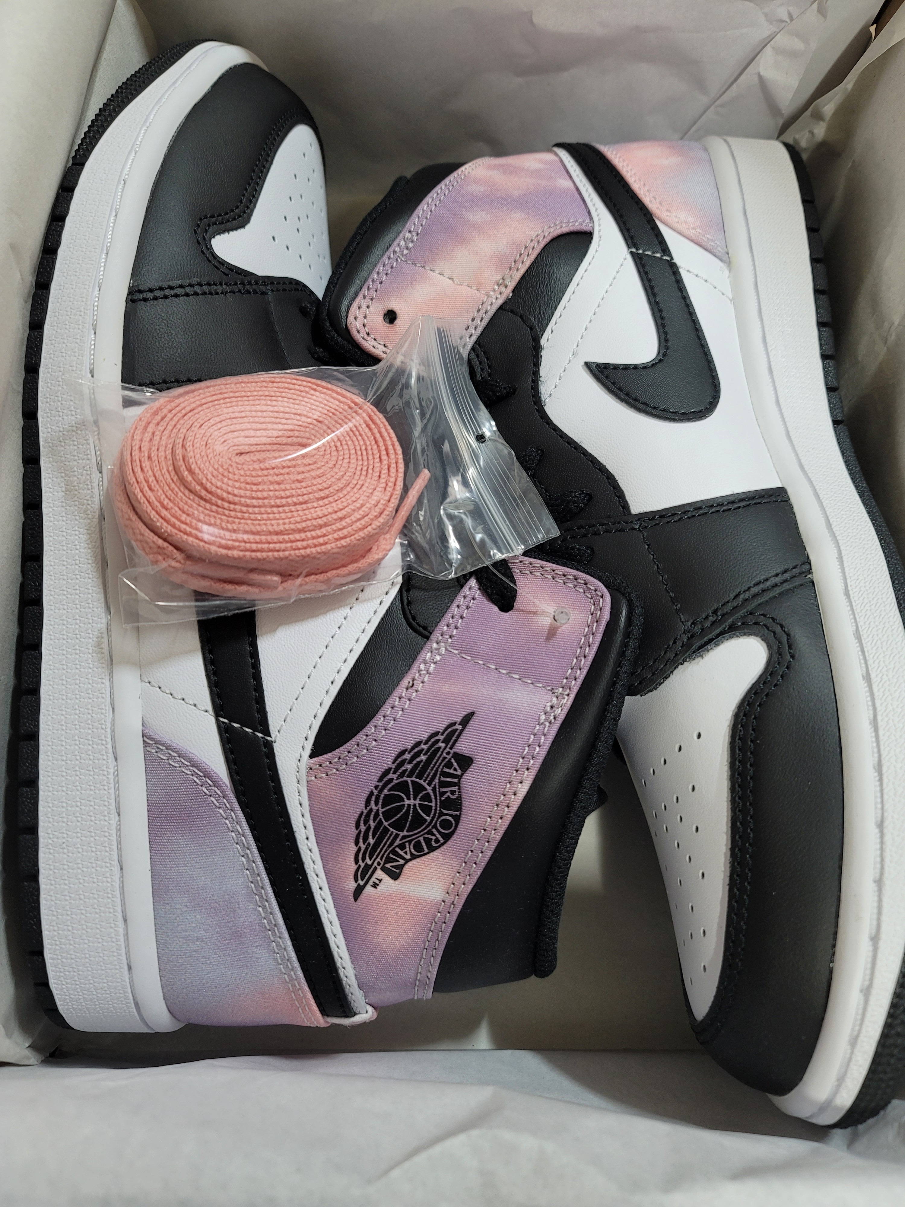 Jordan 1 Mid White Black Tie-Dye 착용 스타일 - 1