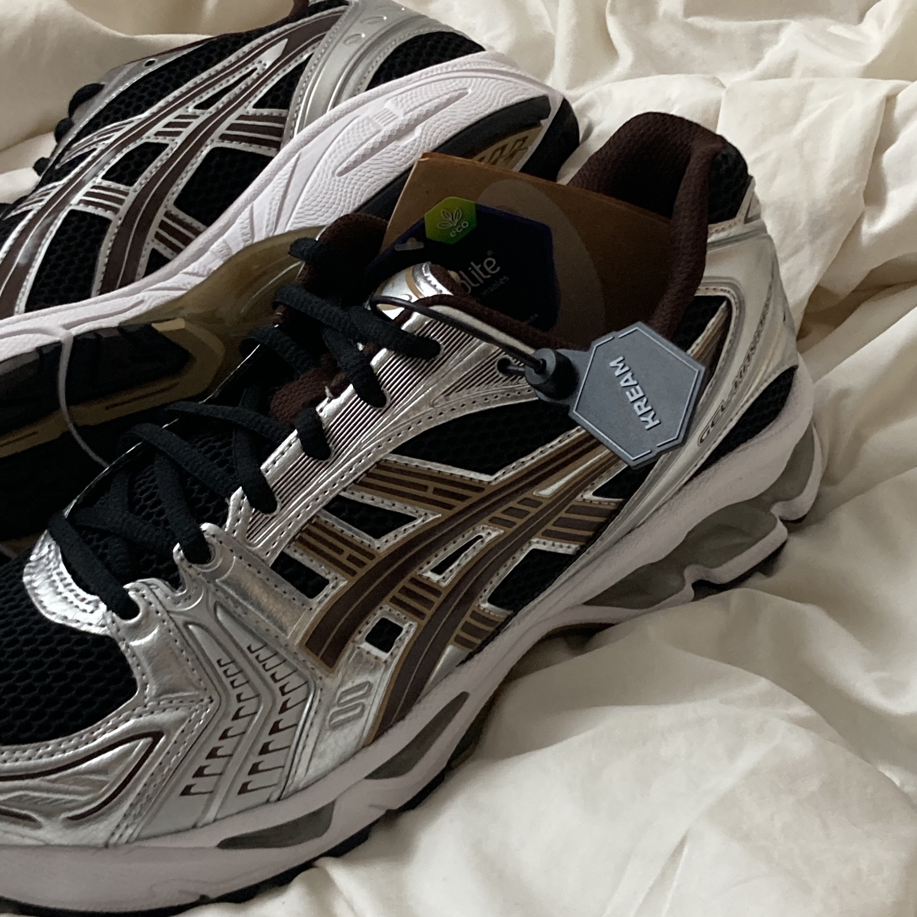 Asics Gel-Kayano 14 Black Coffee 착용 스타일 - 4