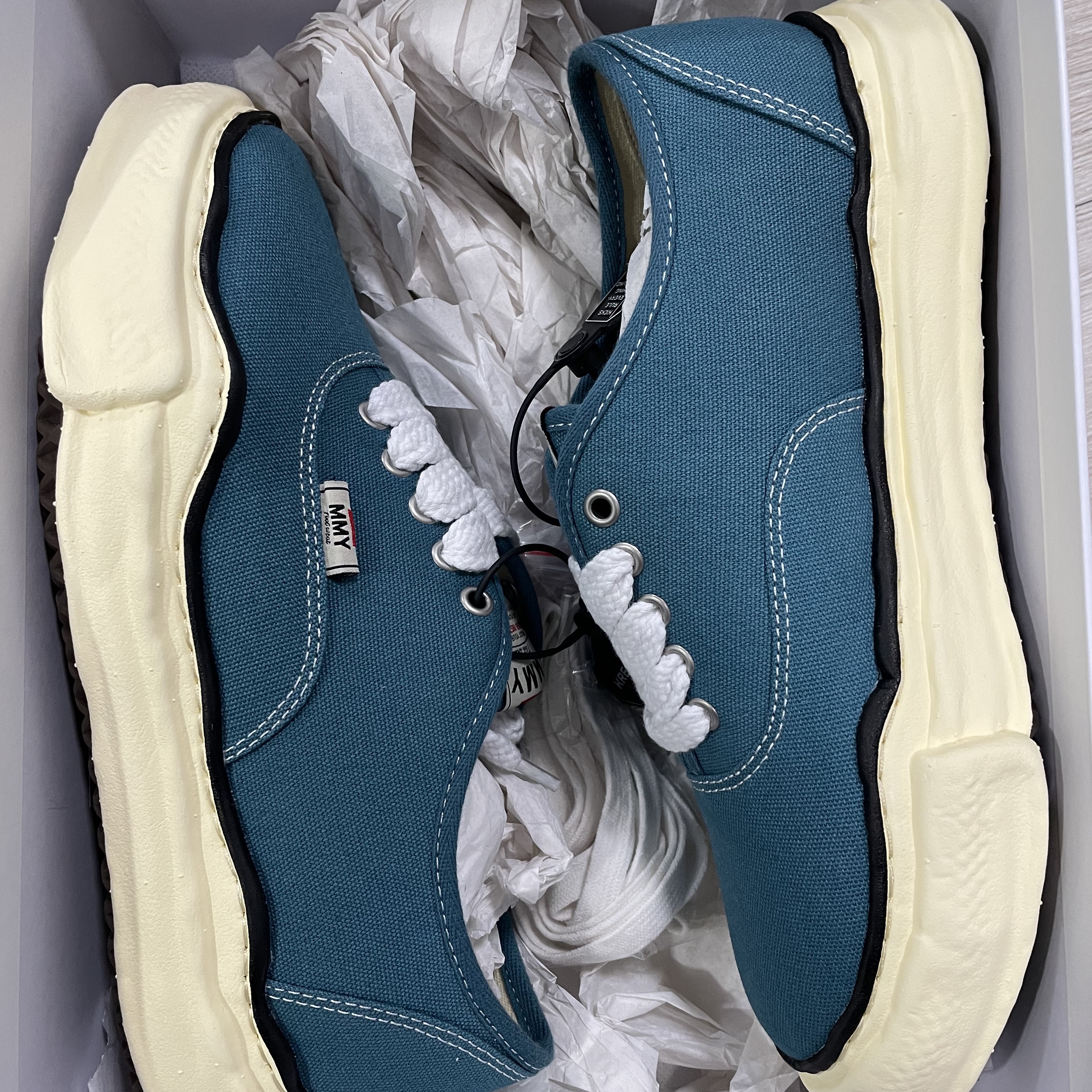 Maison Mihara Yasuhiro Peterson OG Sole Canvas Low Sneakers Black, Maison Mihara Yasuhiro Blakey OG Sole Canvas Low-top Sneakers White 착용 스타일 - 1
