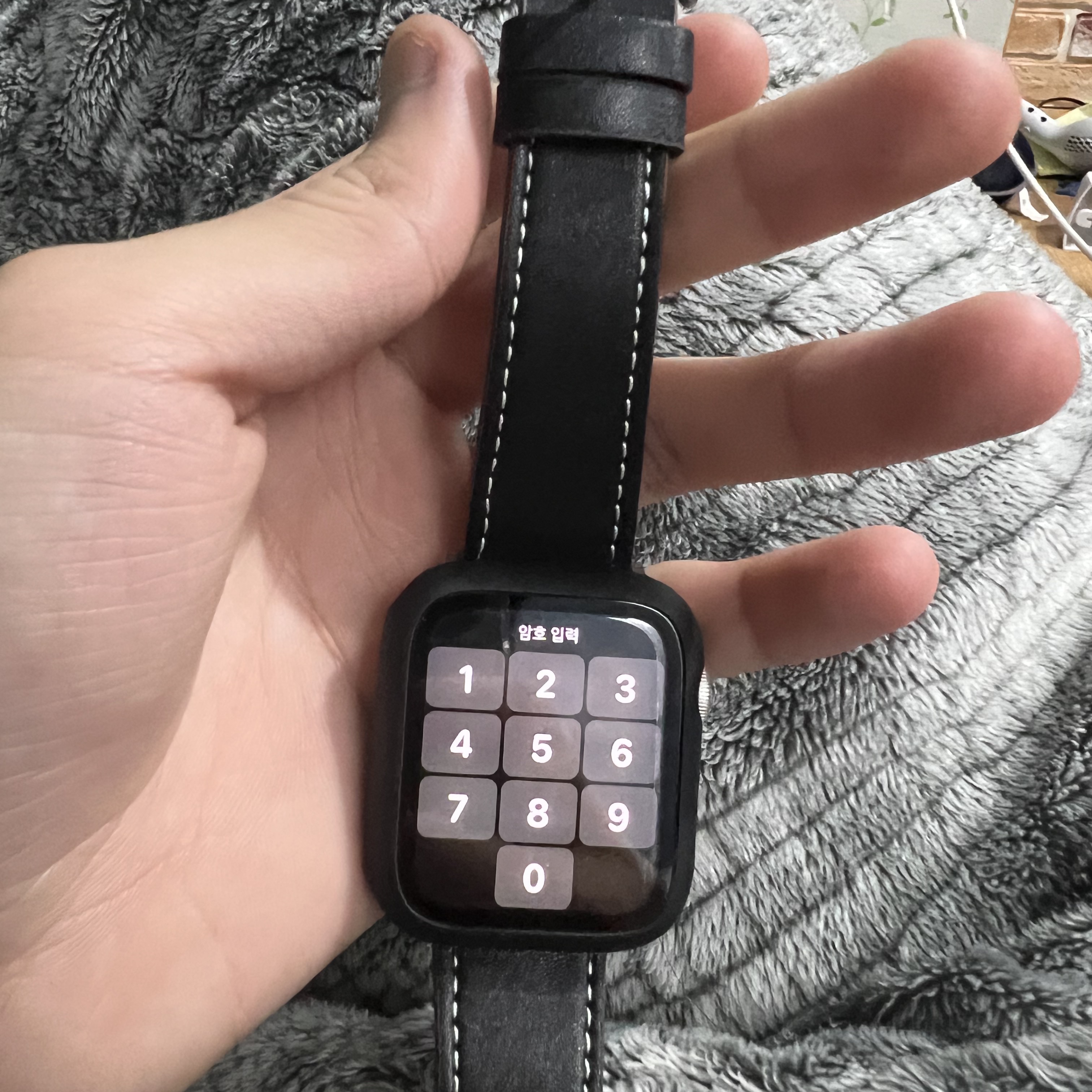 Apple Watch SE 44mm GPS Silver Aluminum Case with Sport Band White (Korean Ver.) 착용 스타일 - 1