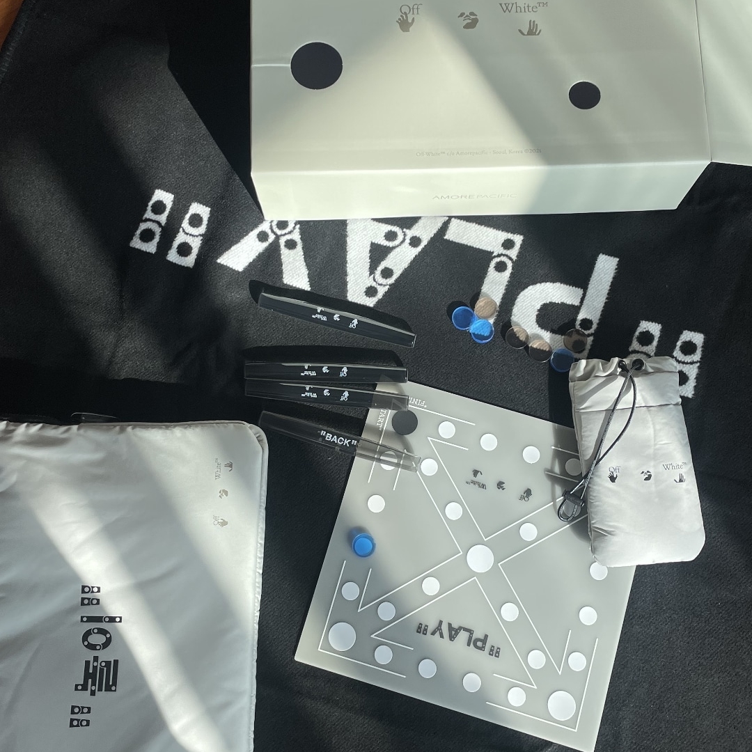Off-White x Amore Pacific Play Kit 착용 스타일