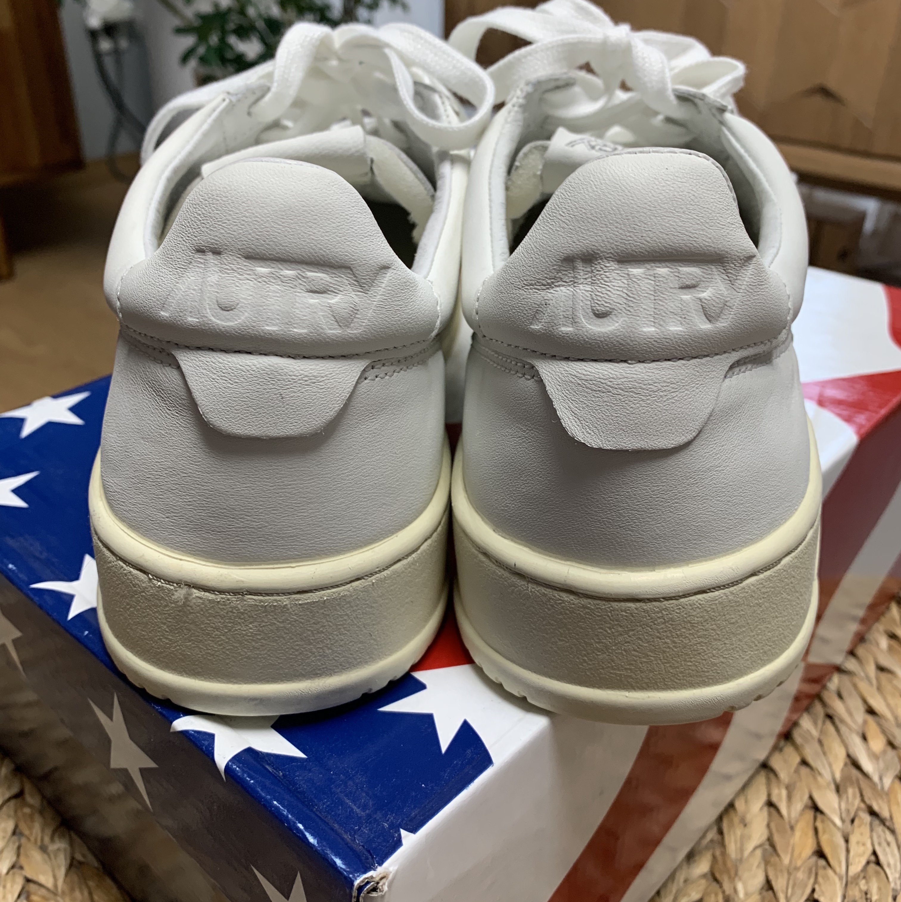 Autry Medalist Low Goatskin Sneakers White 착용 스타일 - 3