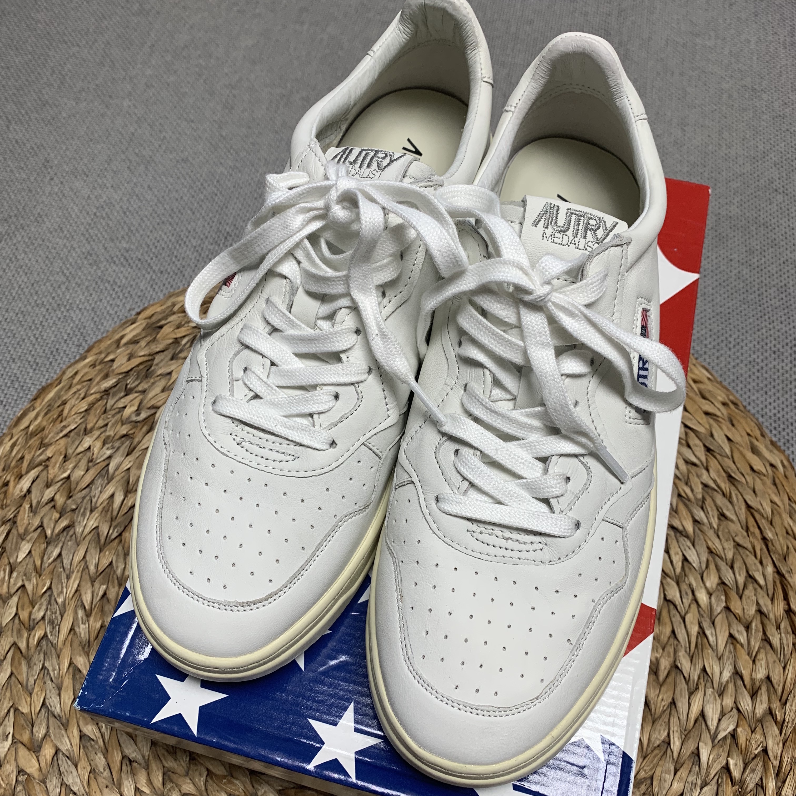 Autry Medalist Low Goatskin Sneakers White 착용 스타일 - 4