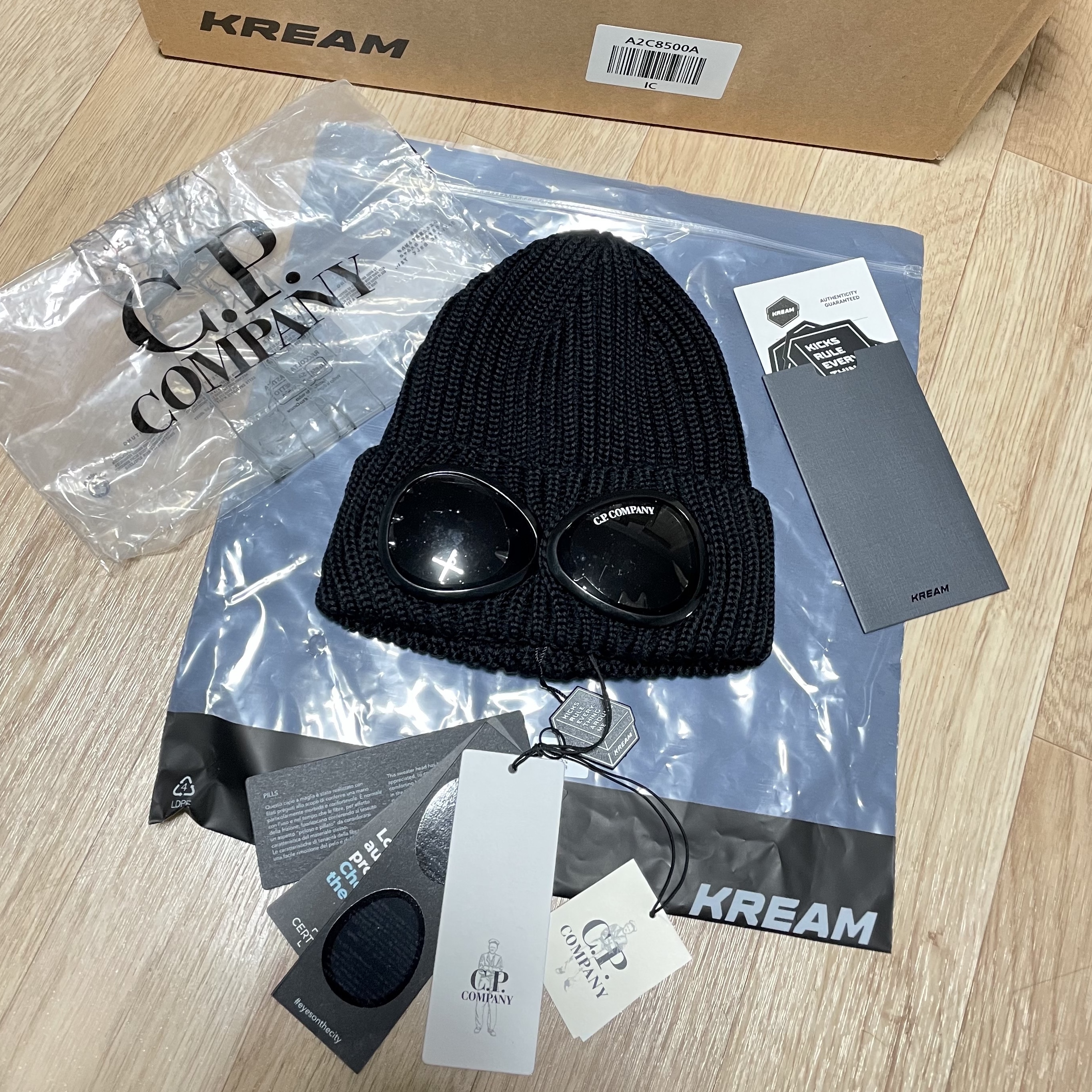 C.P. Company Extra Fine Merino Wool Goggle Beanie Black 착용 스타일