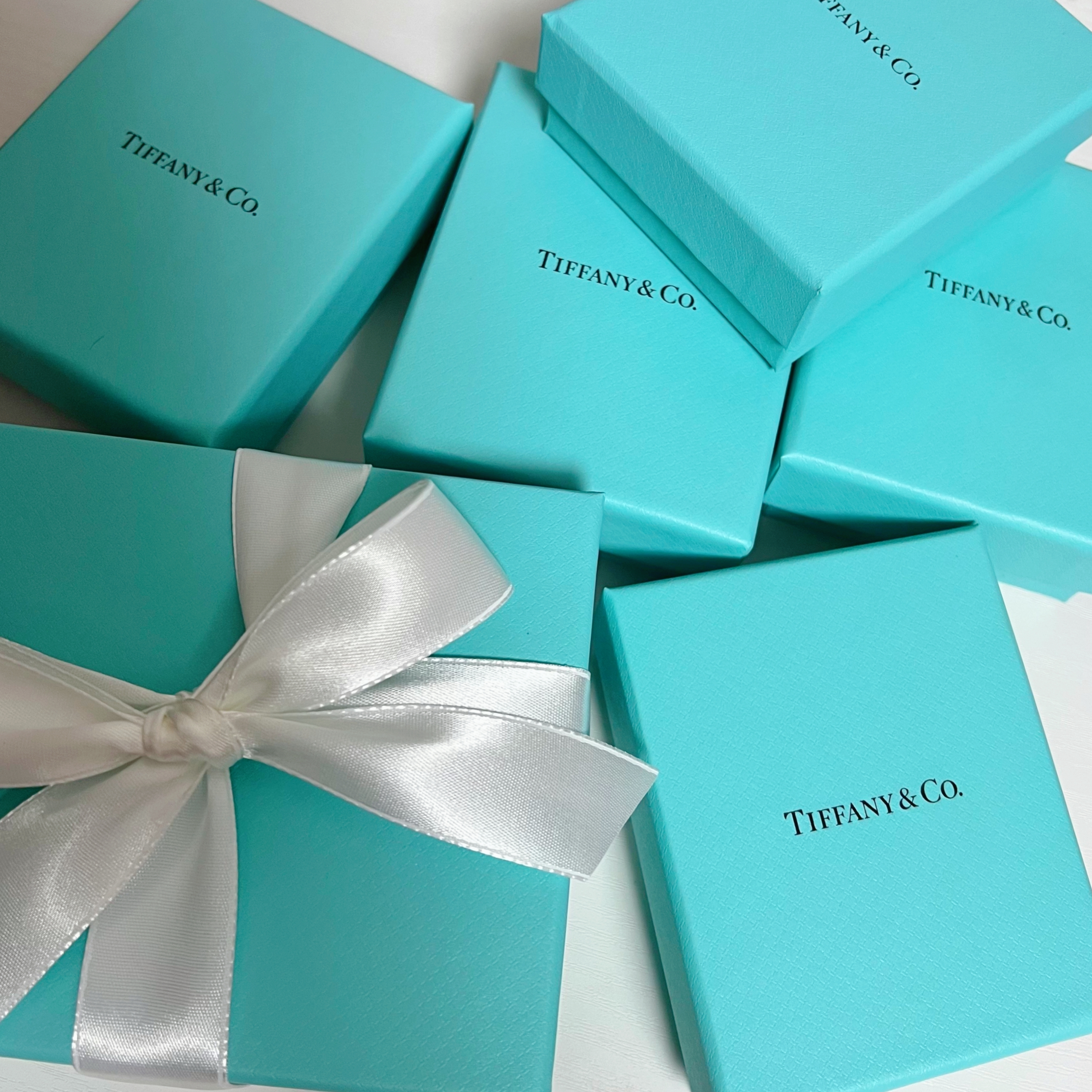 Tiffany & Co. Return to Tiffany Heart Tag Bead Bracelet Silver, Tiffany & Co. Elsa Peretti Open Heart Stud Earrings 11mm SIlver 착용 스타일 - 1