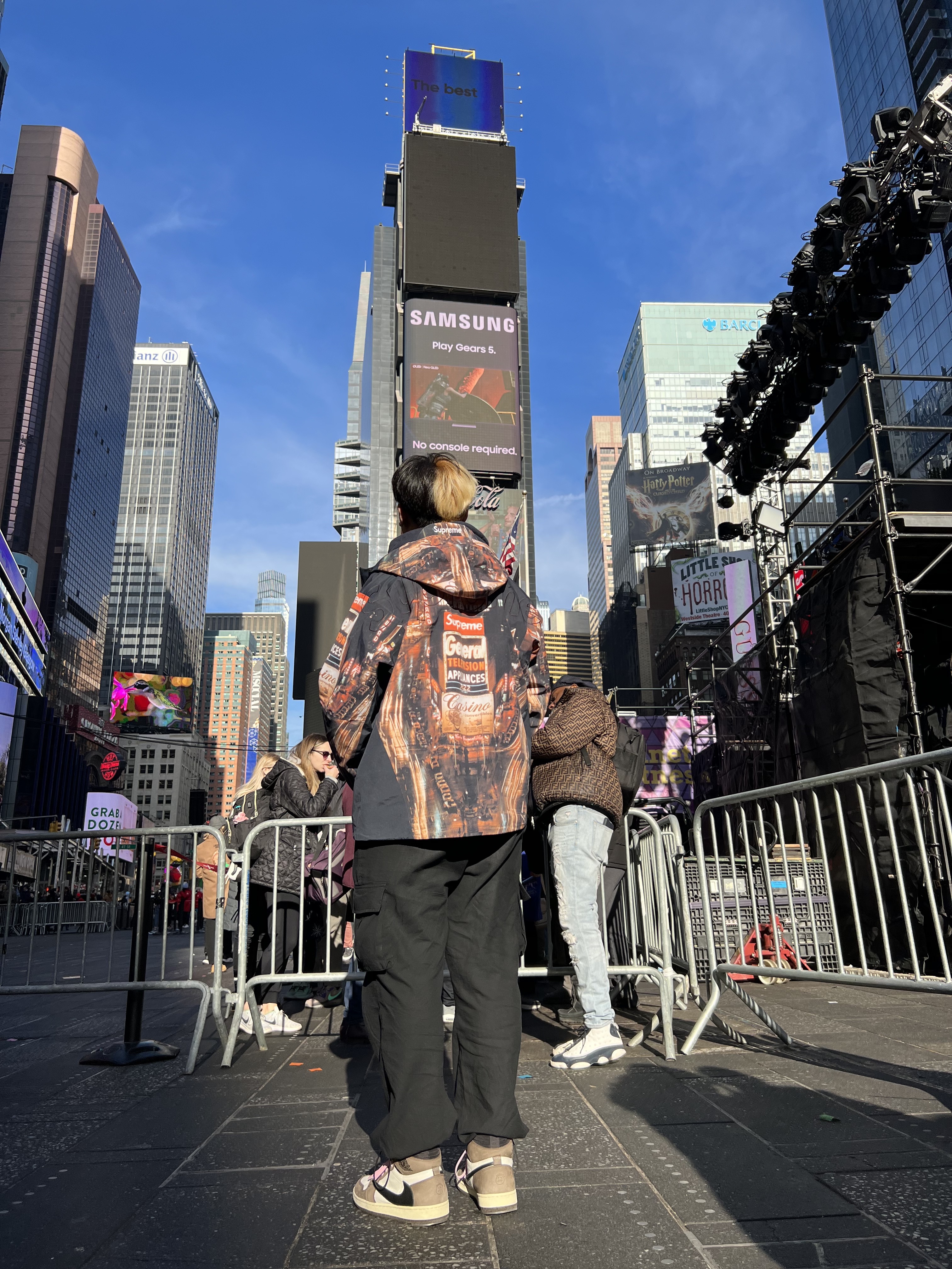 Jordan 1 x Travis Scott Retro High OG SP Mocha, Supreme x The North Face Taped Seam Shell Jacket Times Square - 22FW 착용 스타일 - 1