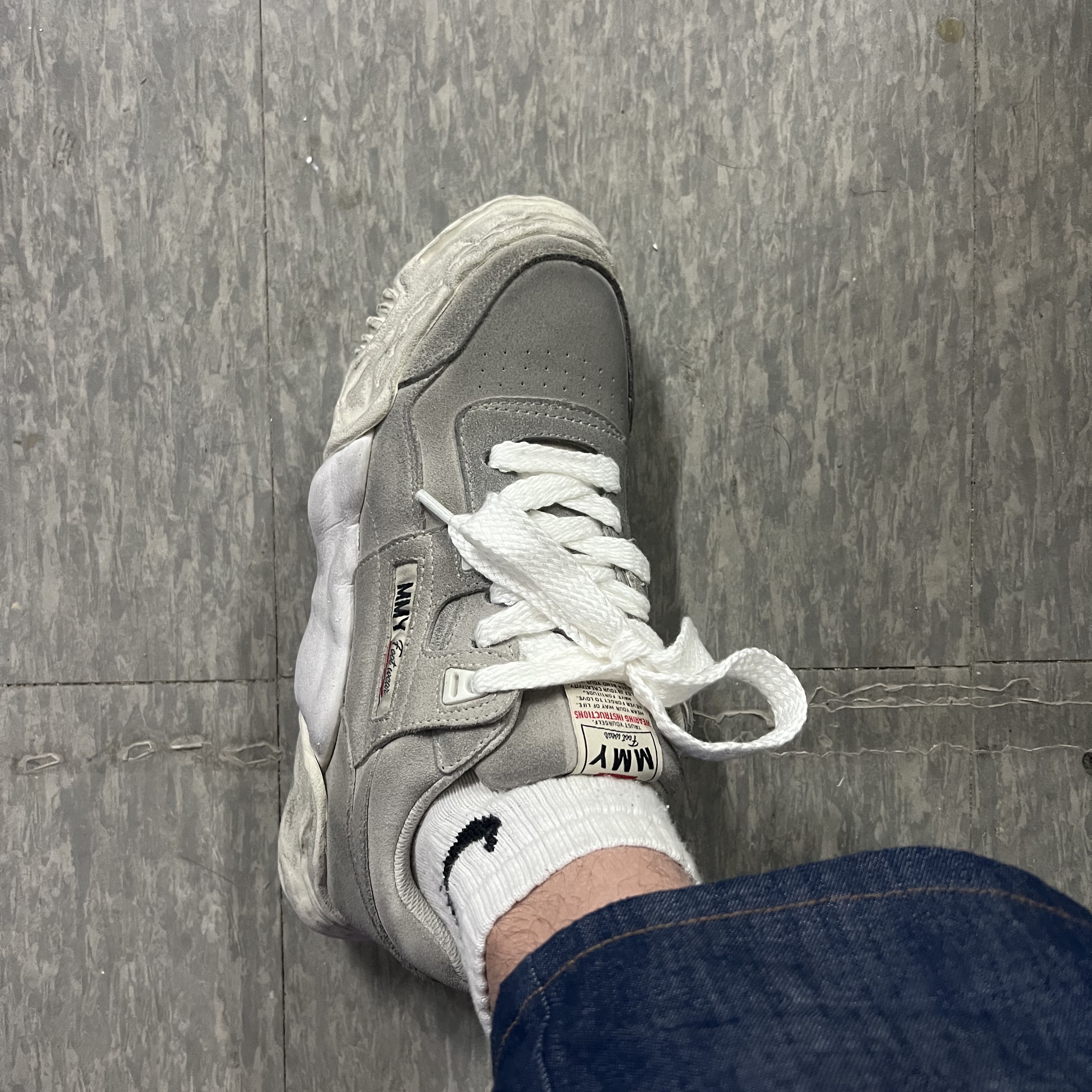 Maison Mihara Yasuhiro Parker OG Sole Brushed Suede Low-top Sneakers White 착용 스타일 - 2