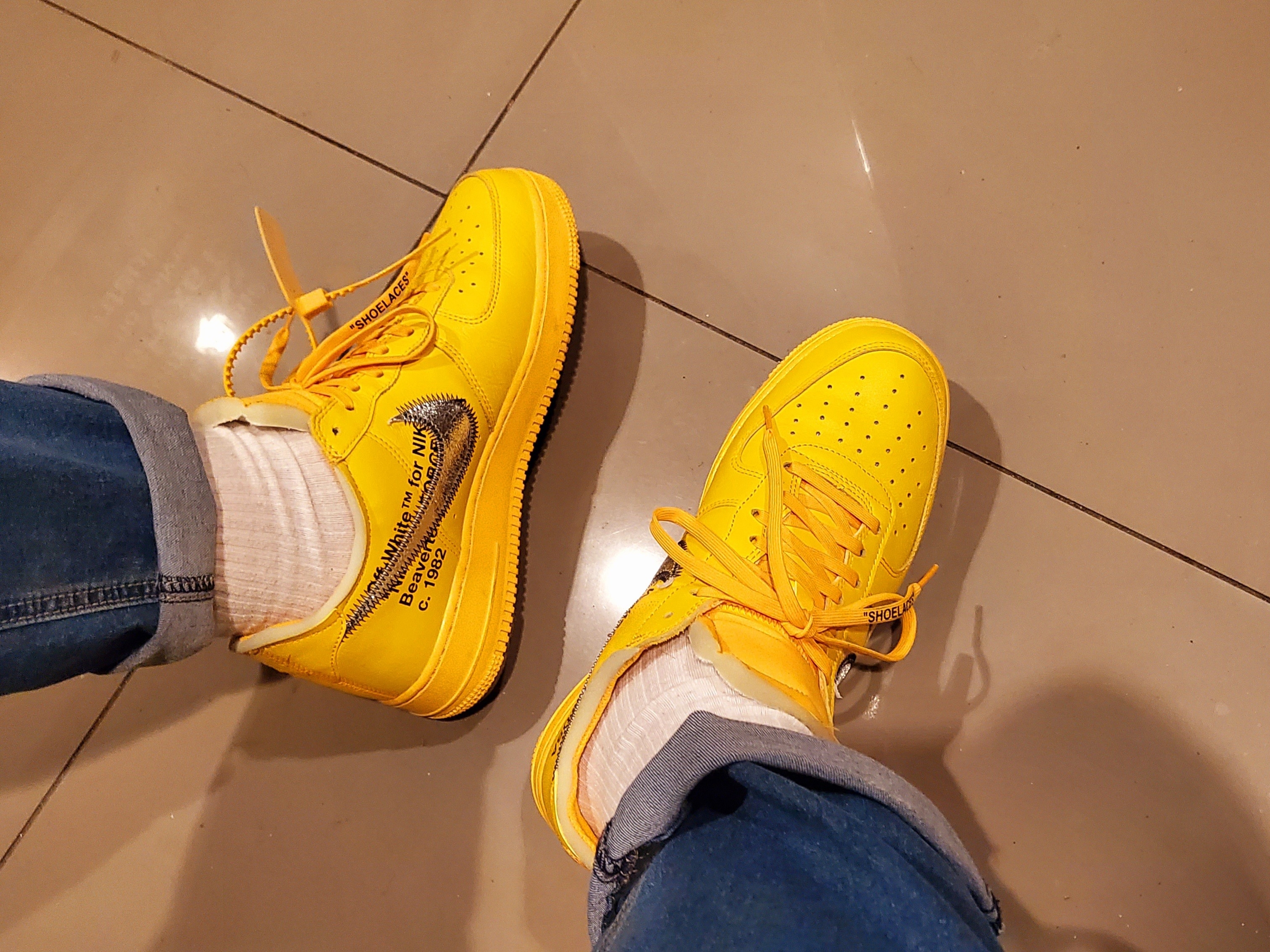 Nike x Off-White Air Force 1 '07 University Gold 착용 스타일 - 2