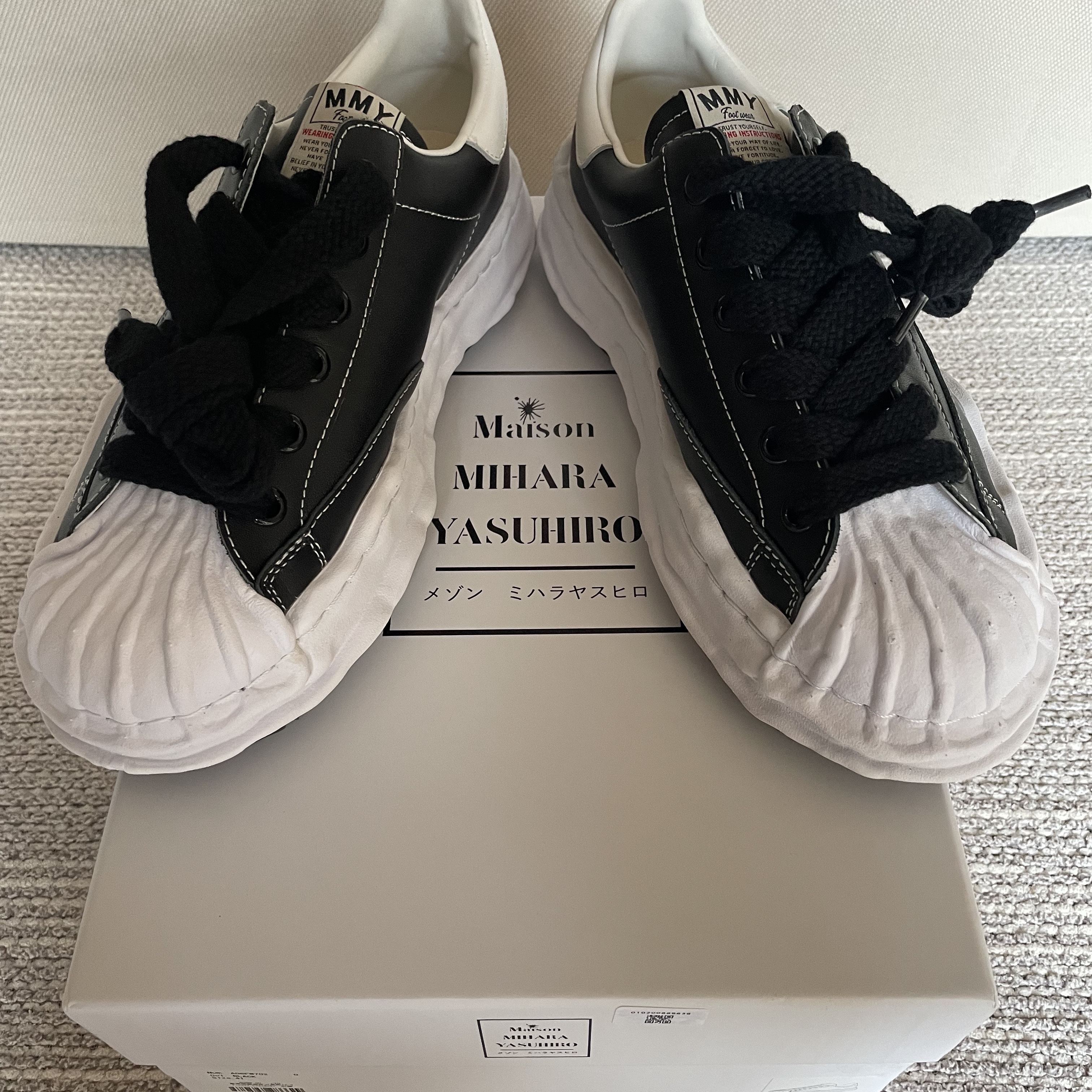 Maison Mihara Yasuhiro Blakey OG Sole Leather Low-top Sneakers Black 착용 스타일