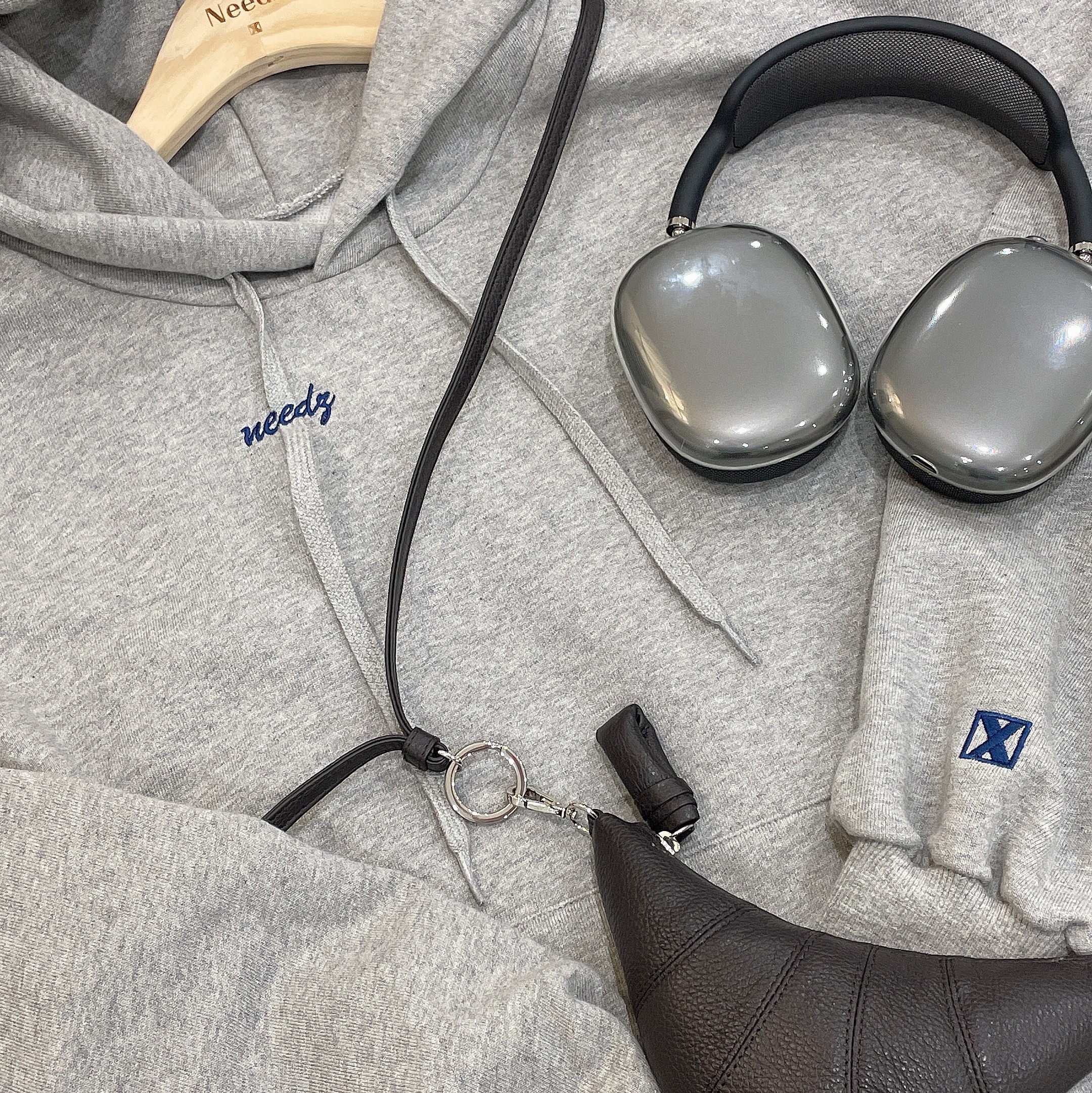Apple AirPods Max Lightning Space Gray (Korean Ver.), Lemaire Croissant Coin Purse Necklace Dark Chocolate 착용 스타일