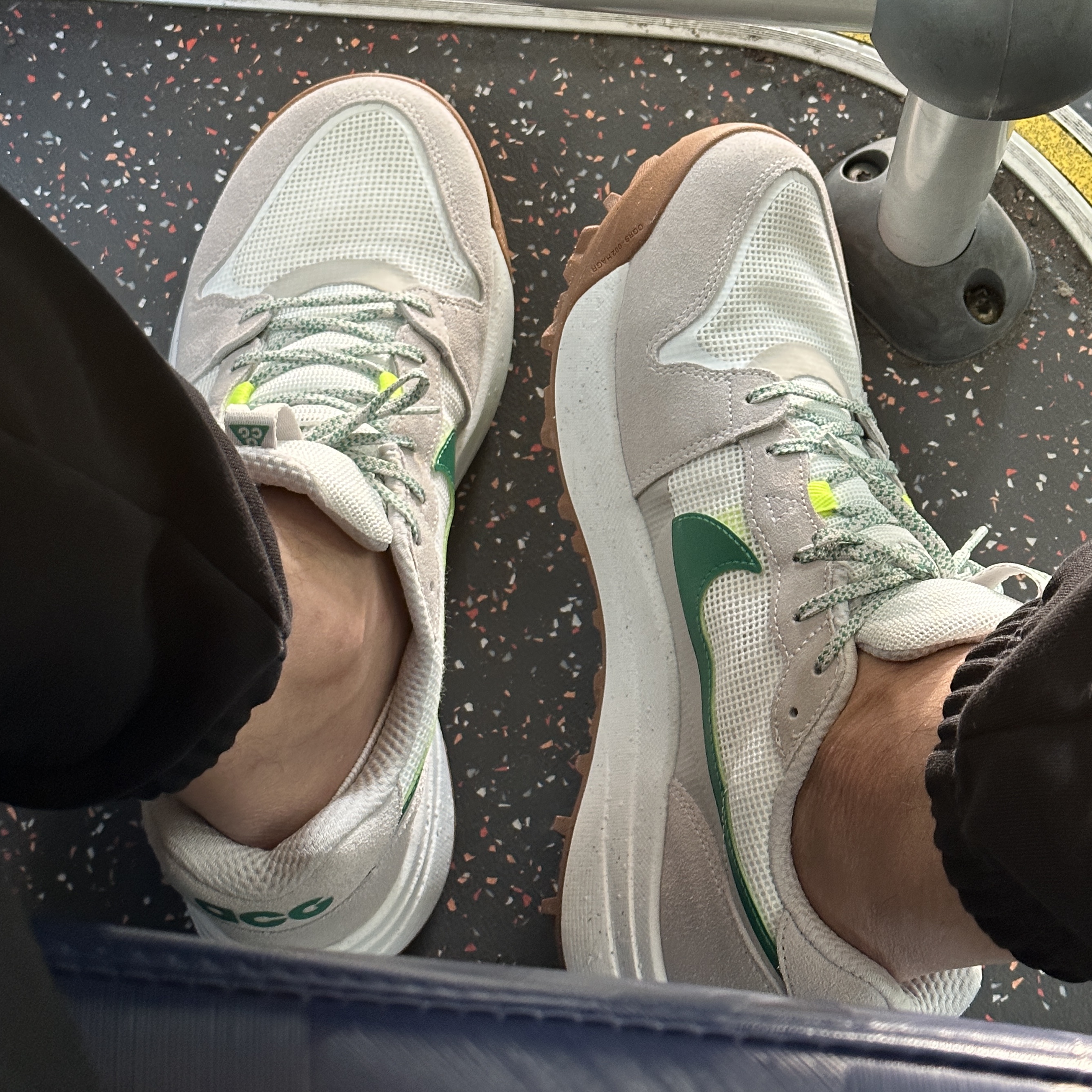 Nike ACG Lowcate Light Iron Ore 착용 스타일