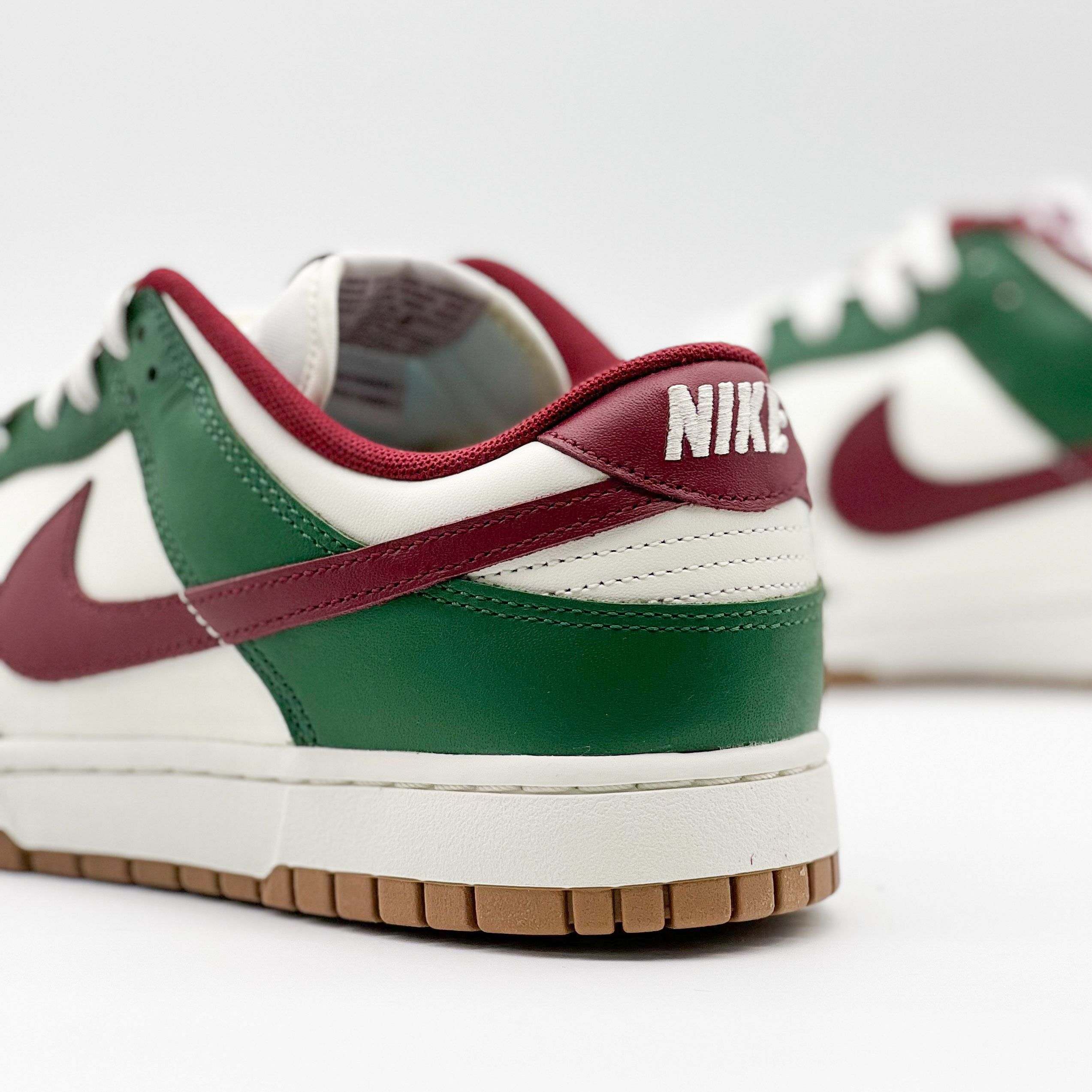 Nike Dunk Low George Green and Team Red 착용 스타일 - 3