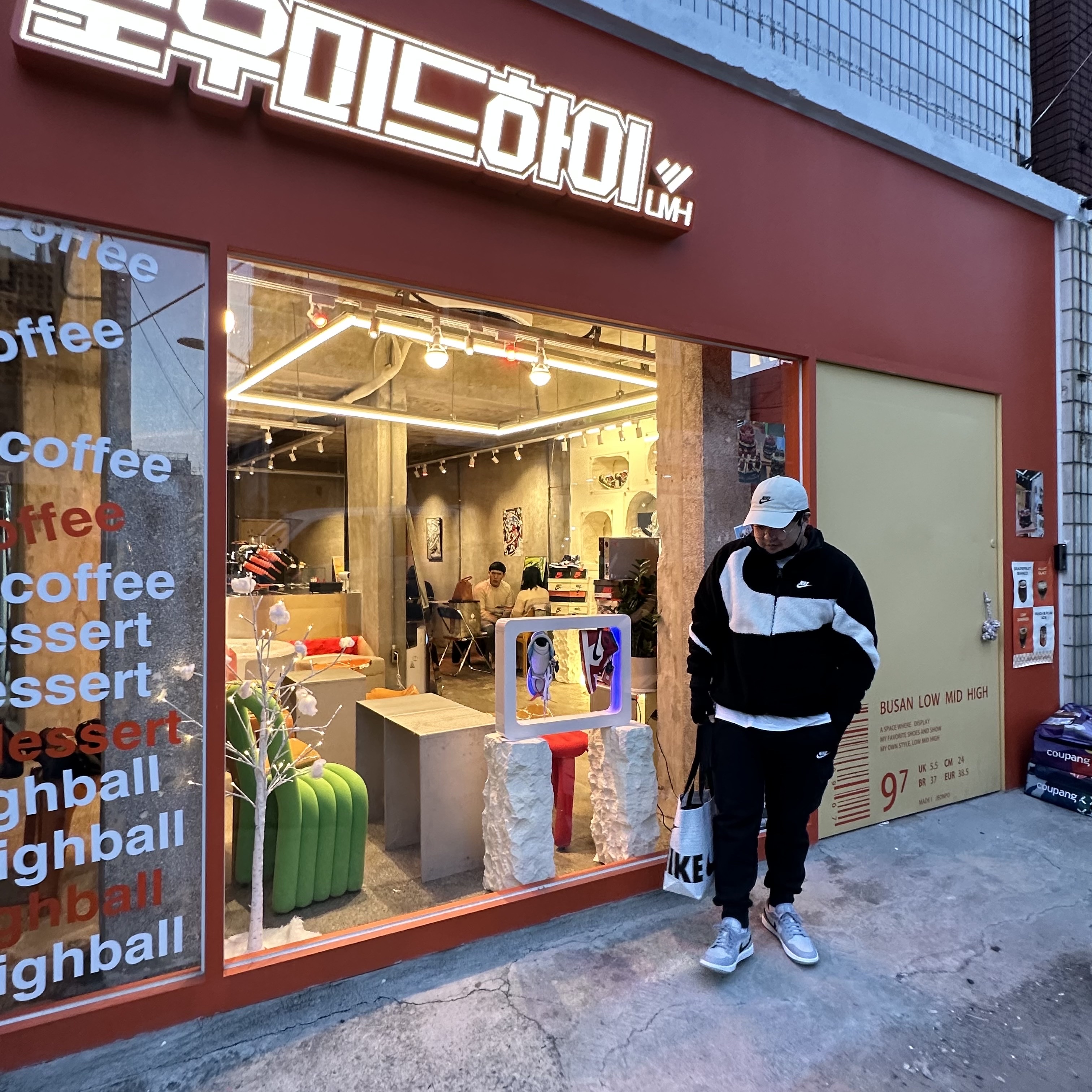 Nike Big Swoosh Full Zip Jacket Black Sail, Jordan 1 Low Golf Wolf Grey 착용 스타일 - 2