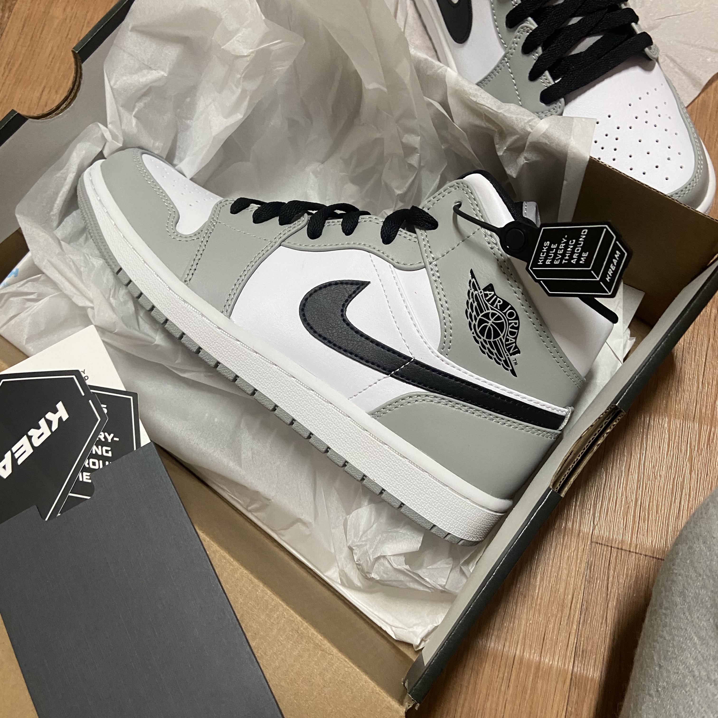 Jordan 1 Mid Light Smoke Grey 착용 스타일