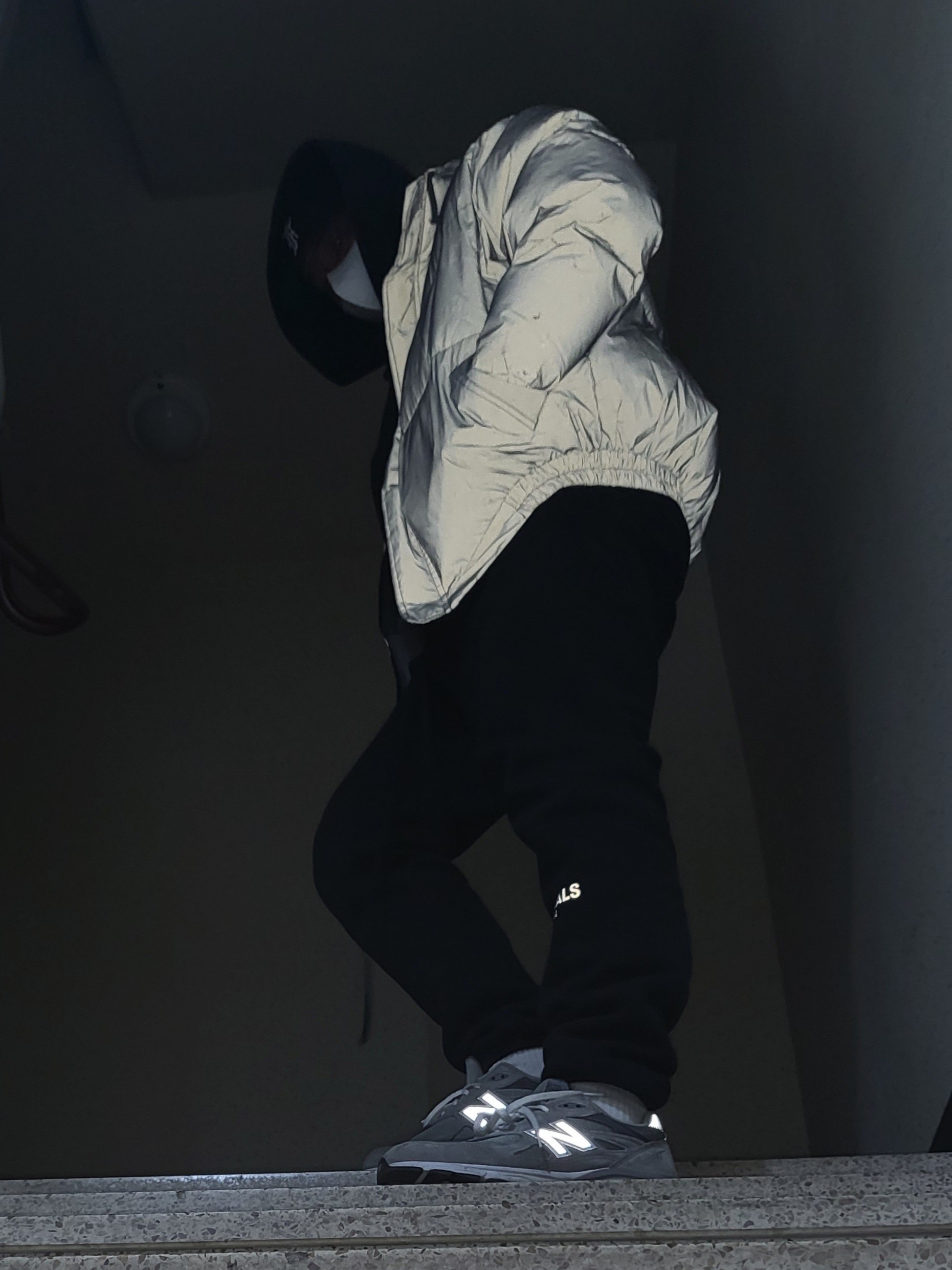 Essentials Puffer Jacket Silver Reflective - 20SS, Essentials The Core Collection Sweatpants Black 착용 스타일 - 1