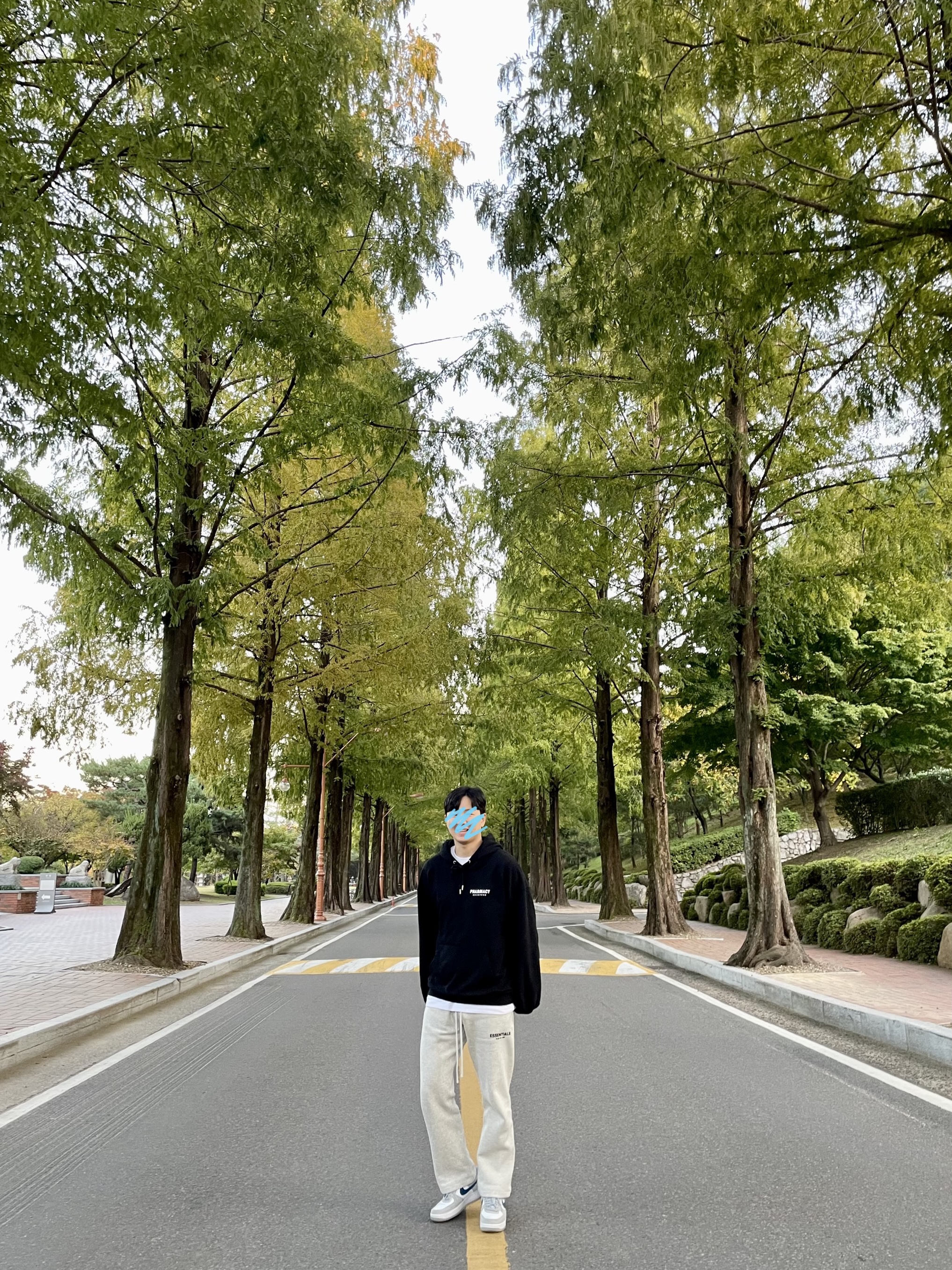 Essentials The Core Collection Relaxed Sweatpants Light Oatmeal, Jordan 1 Retro Low OG Black and Dark Powder Blue 착용 스타일 - 2