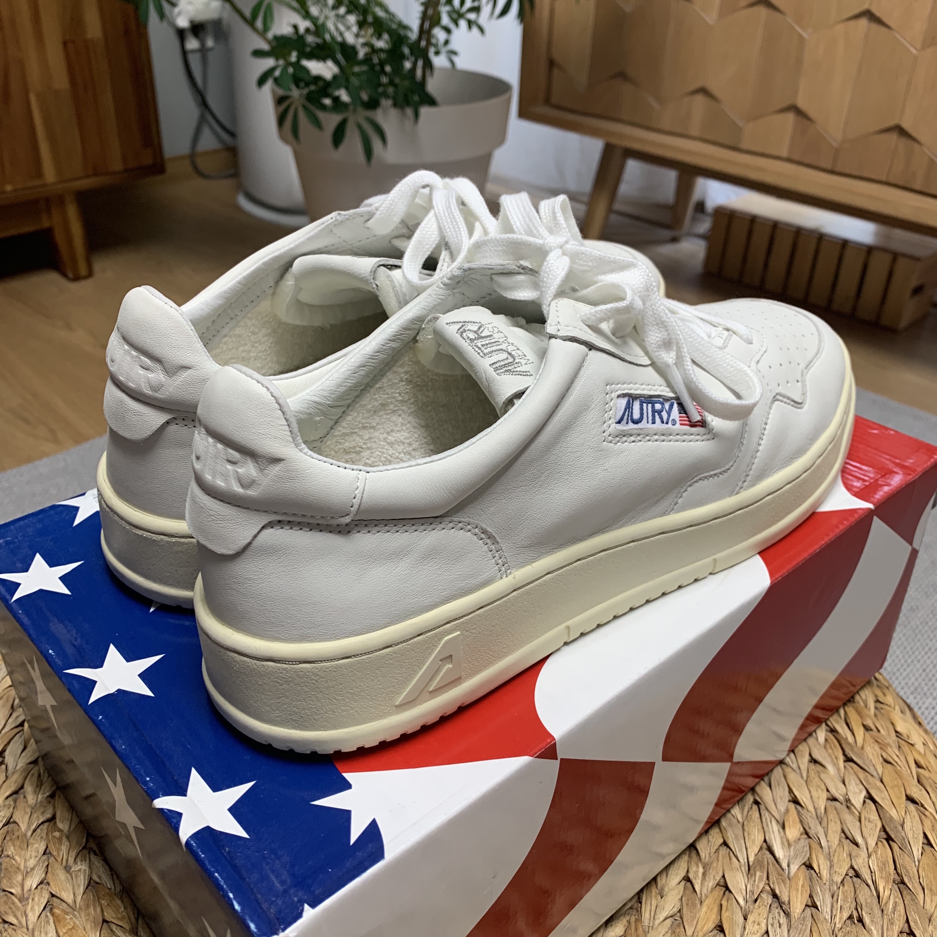 Autry Medalist Low Goatskin Sneakers White 착용 스타일 - 2