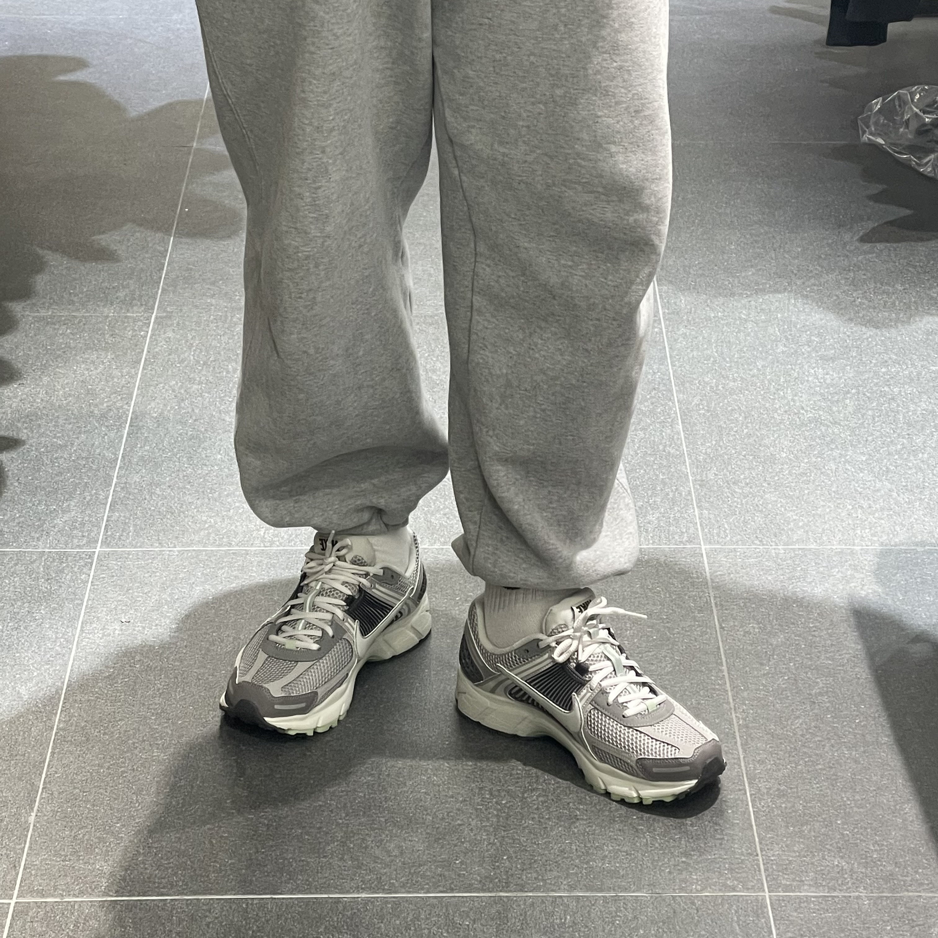 (W) Nike Zoom Vomero 5 Cobblestone and Flat Pewter 착용 스타일 - 1