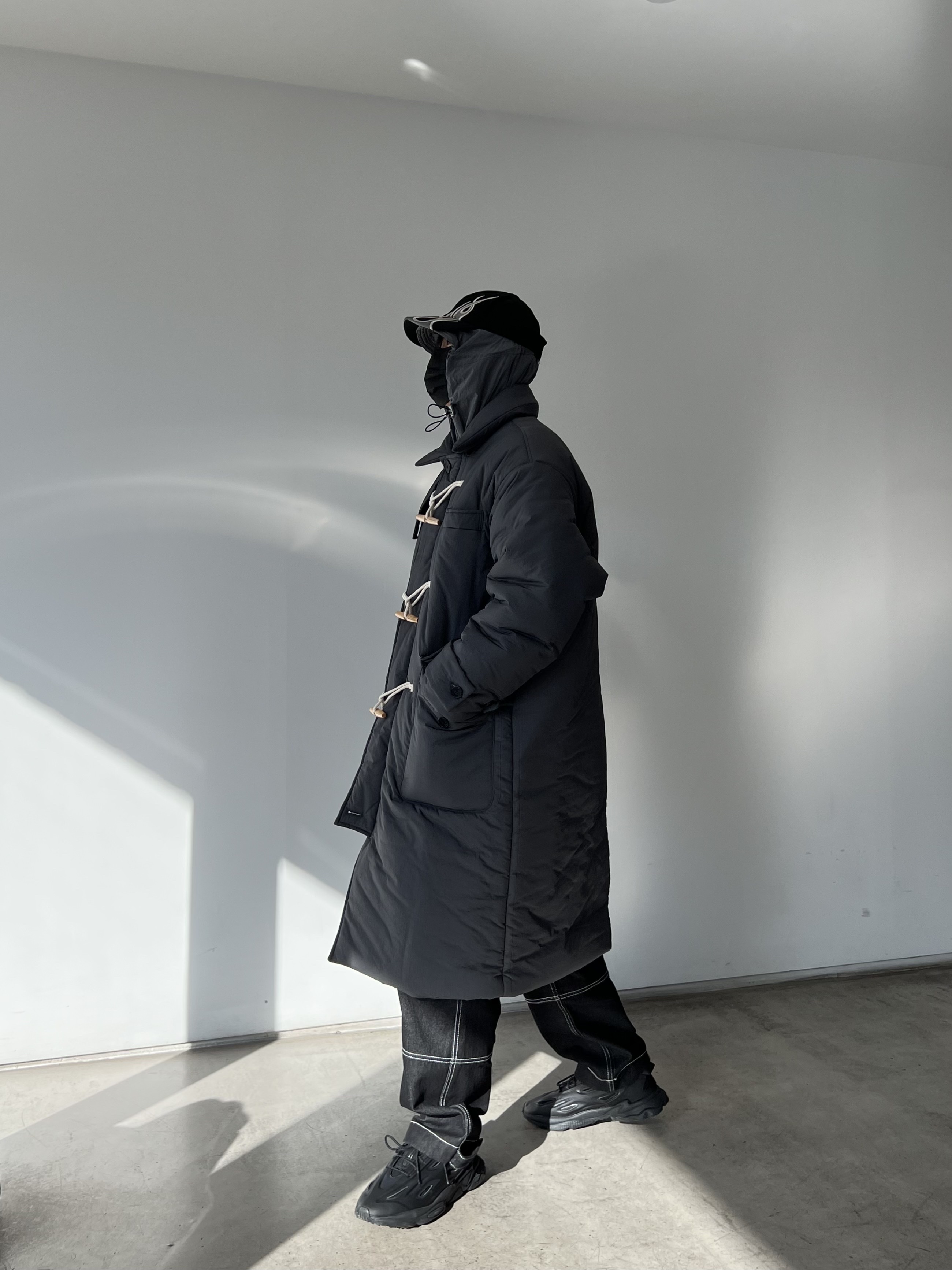 Yeezy Gap Engineered By Balenciaga Flame Cap Black, Adidas Ozweego Celox Core Black 착용 스타일 - 3