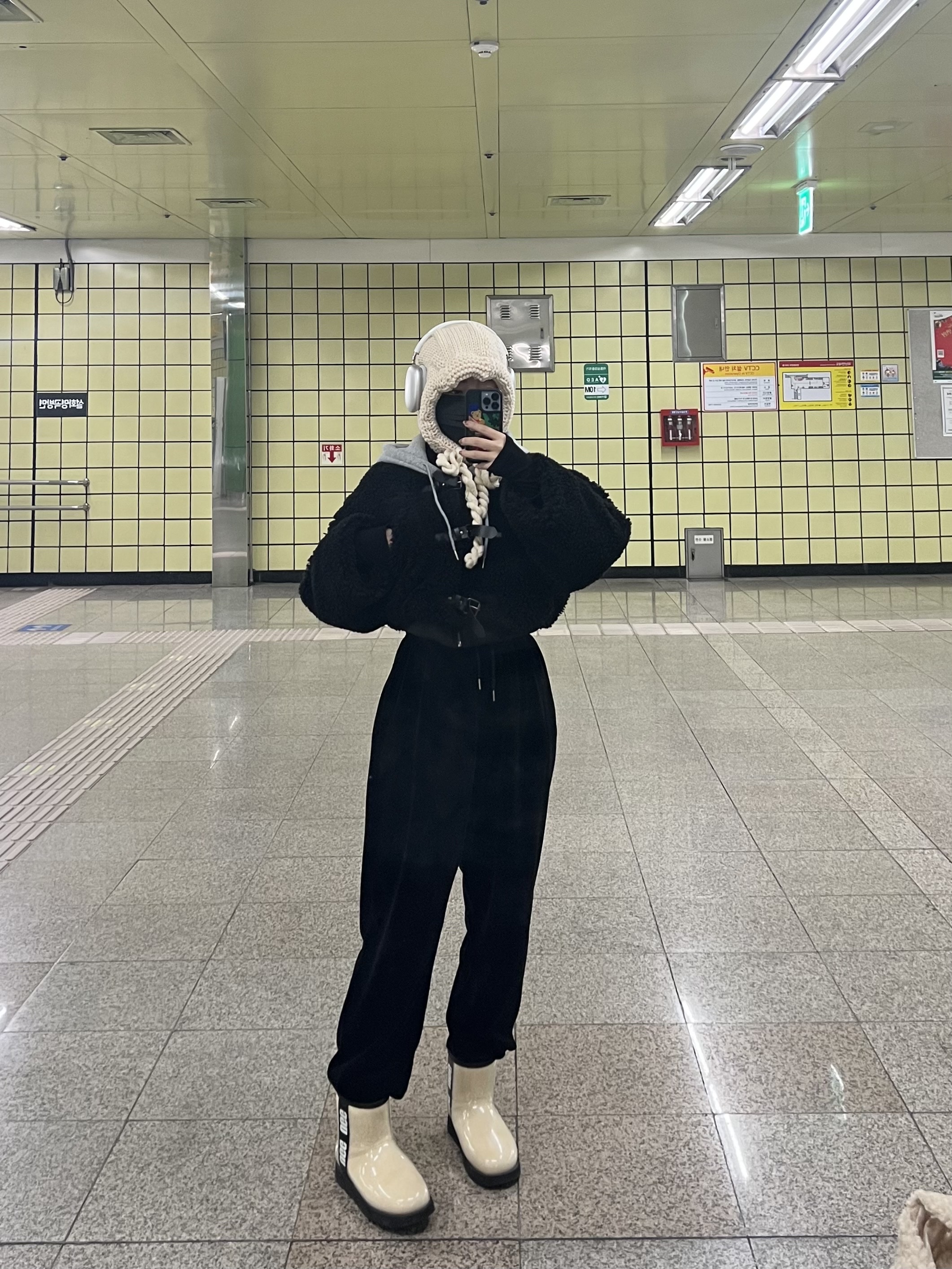 Apple AirPods Max Lightning Silver (Korean Ver.), (W) UGG Classic Clear Mini Boots Natural Black 착용 스타일 - 2