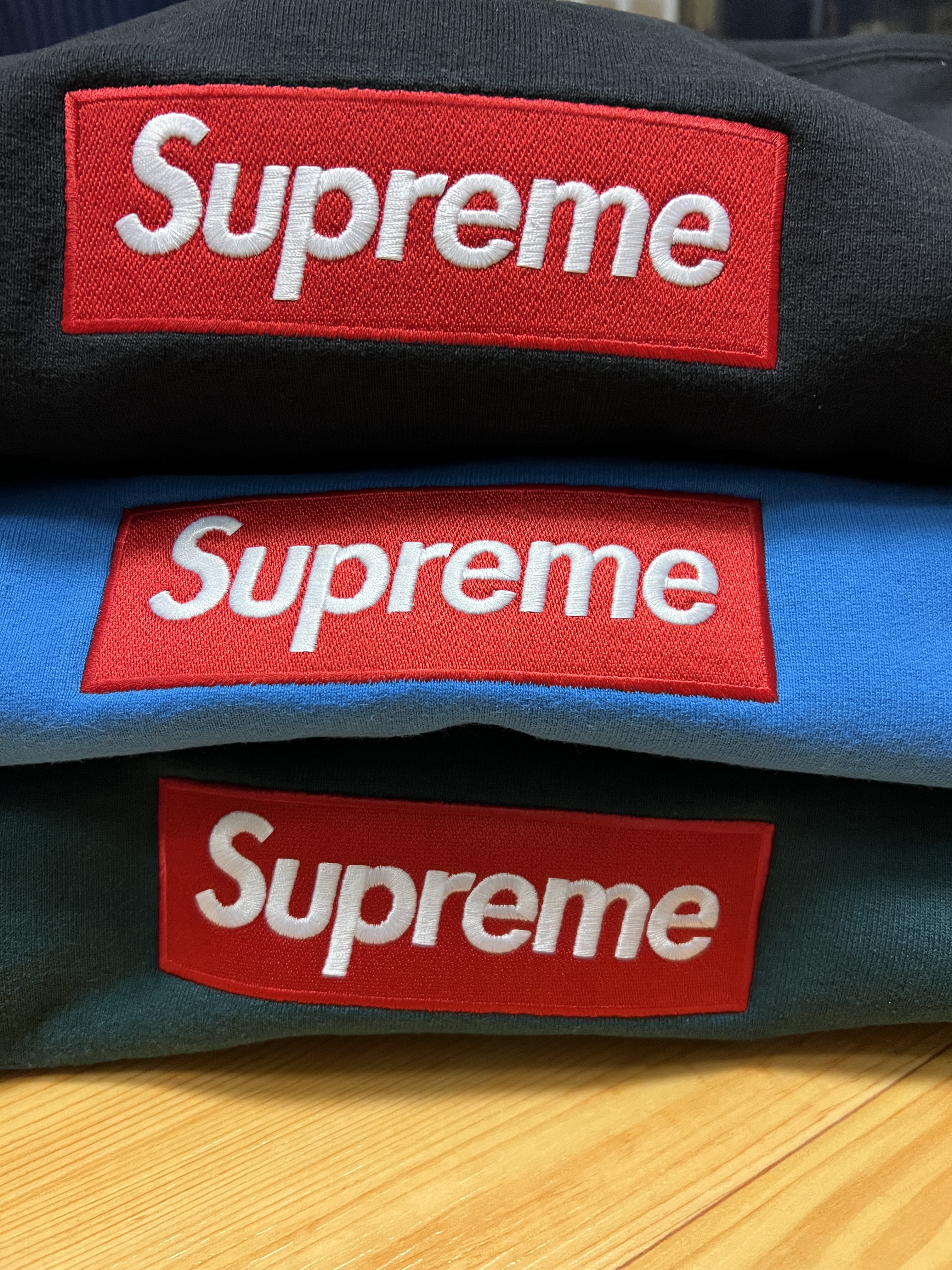 Supreme Box Logo Crewneck Dark Pine - 22FW, Supreme Box Logo Crewneck Black - 22FW 착용 스타일 - 2