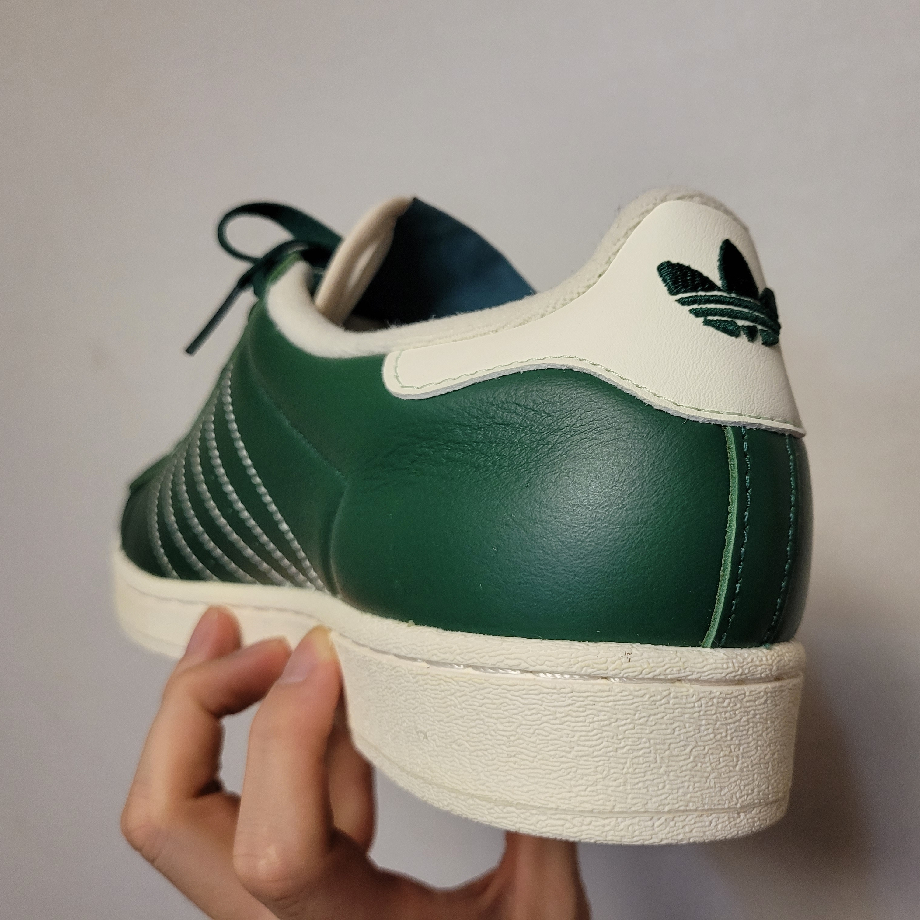 Adidas Superstar Team Dark Green Cream White 착용 스타일 - 2