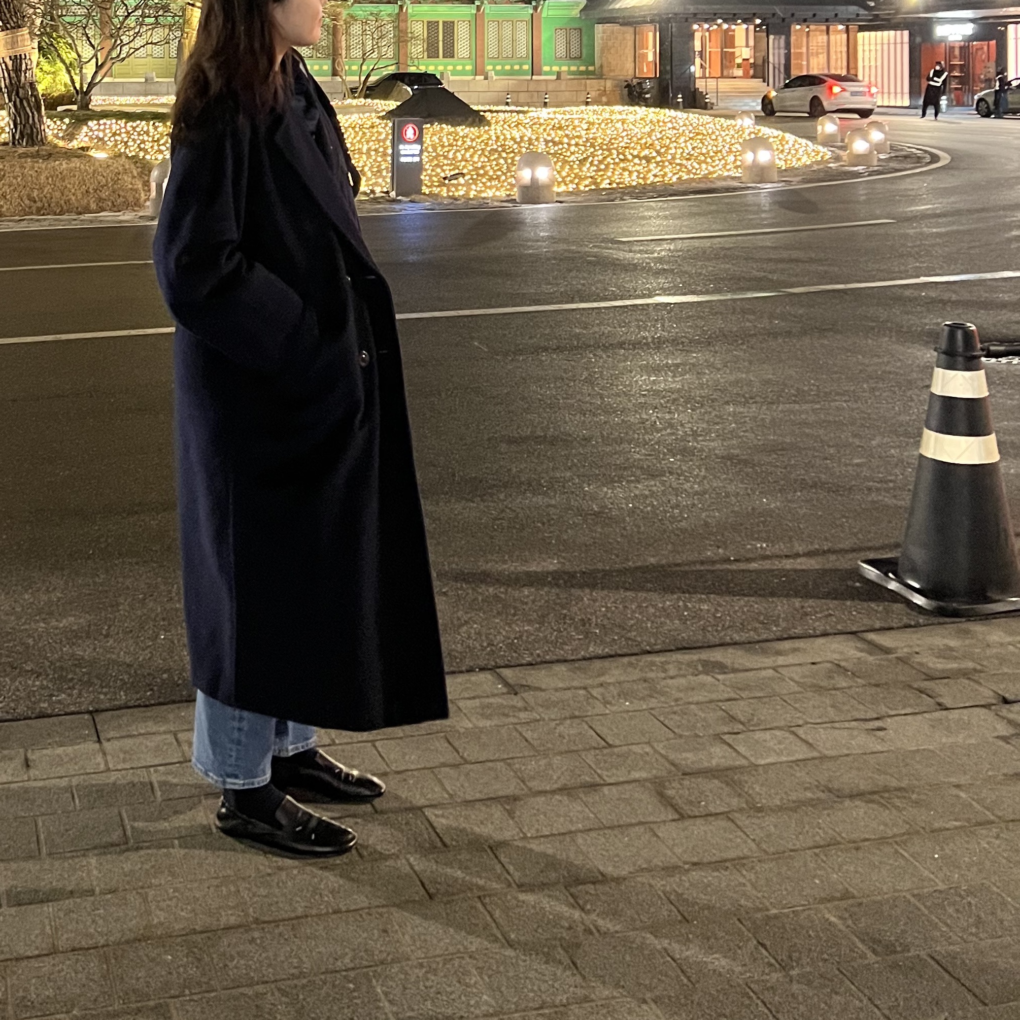 (W) Maison Margiela Kiki Slip-On Shoes Black, (W) Max Mara Madame 101801 Icon Coat Ultramarine 착용 스타일 - 2