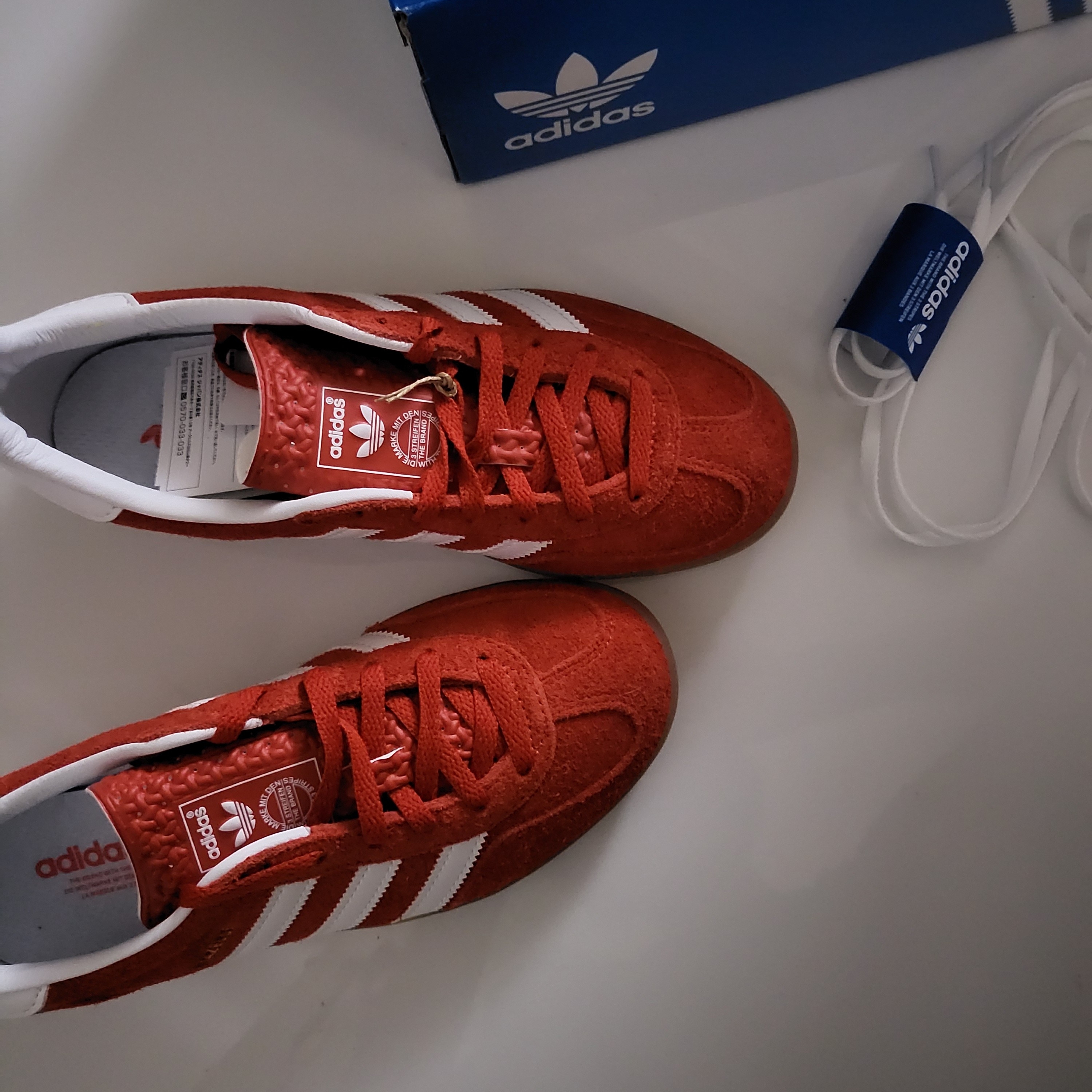(W) Adidas Gazelle Indoor Bold Orange Cloud White, Adidas Superstar 82 Cloud White Vivid Red 착용 스타일 - 1