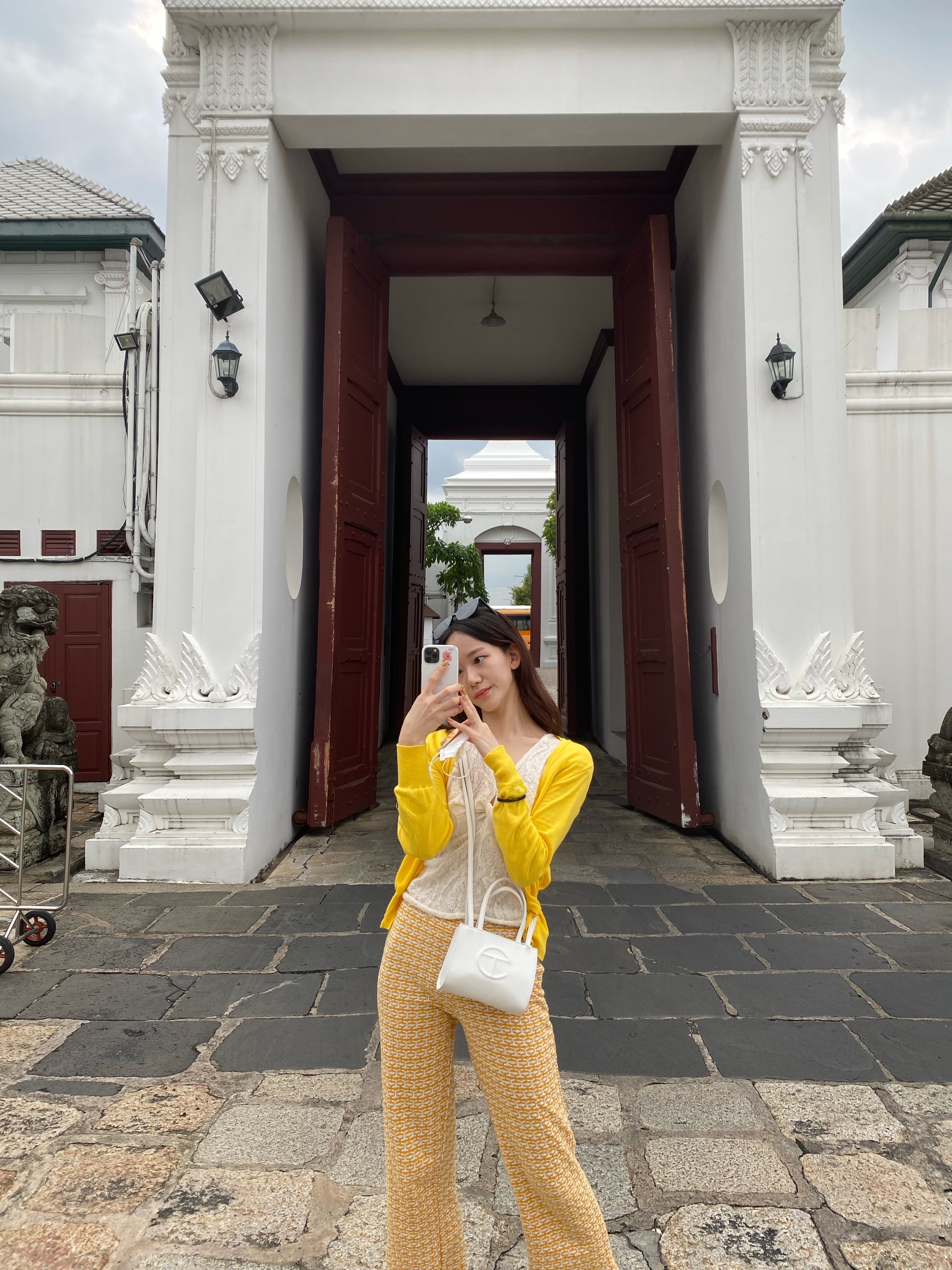 Telfar Small Shopping Bag White 착용 스타일 - 2