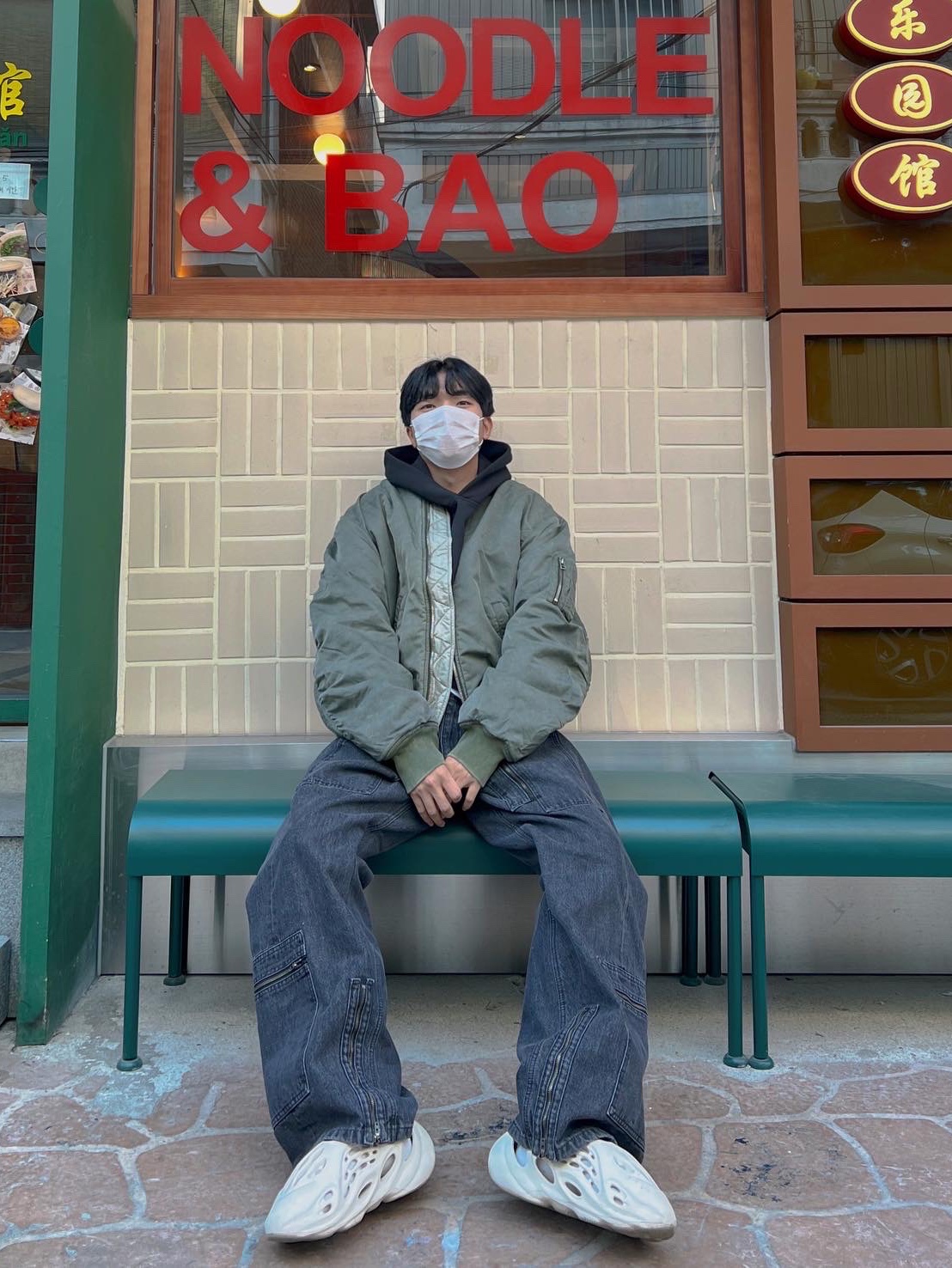 Stussy Dyed Nylon Bomber Olive, Adidas Yeezy Foam RNNR Sand 착용 스타일