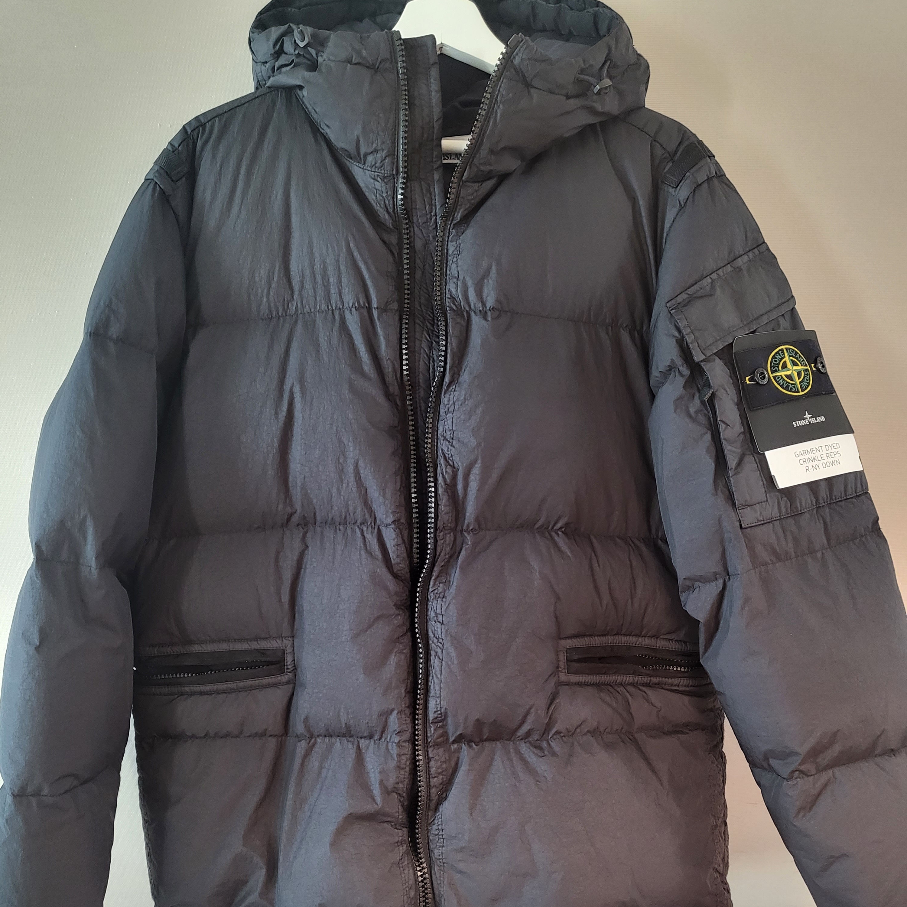 Stone Island 40223 Garment Dyed Crinkle Reps Down Jacket Black - 22FW 착용 스타일