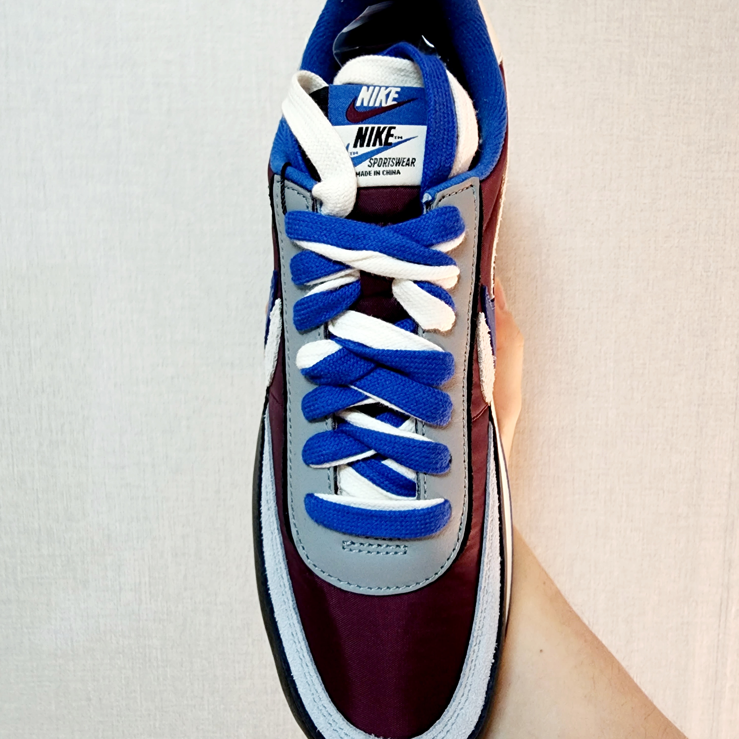 Nike x Sacai x Undercover LDWaffle Night Maroon Team Royal 착용 스타일 - 2