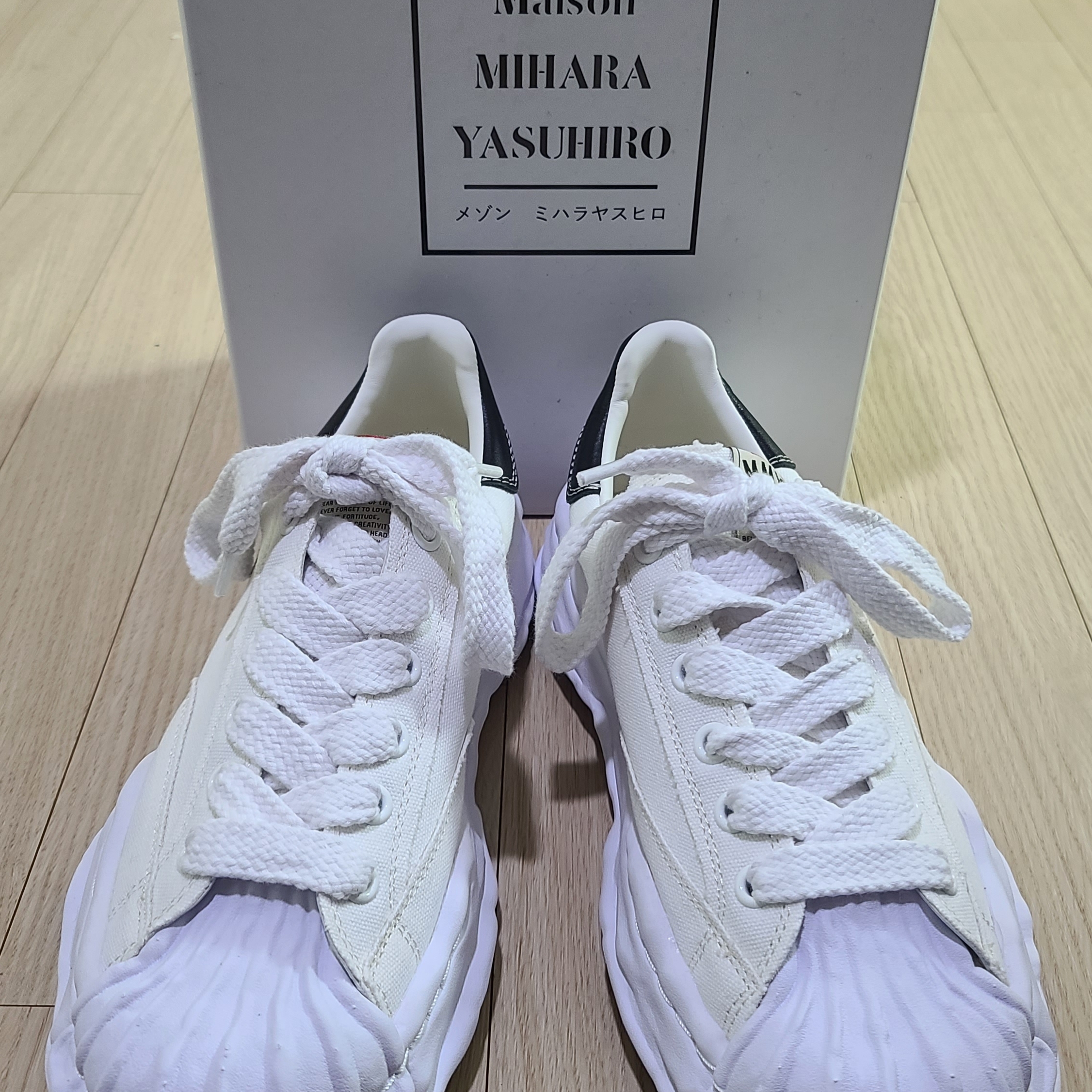 Maison Mihara Yasuhiro Blakey OG Sole Canvas Low-top Sneakers White 착용 스타일 - 2