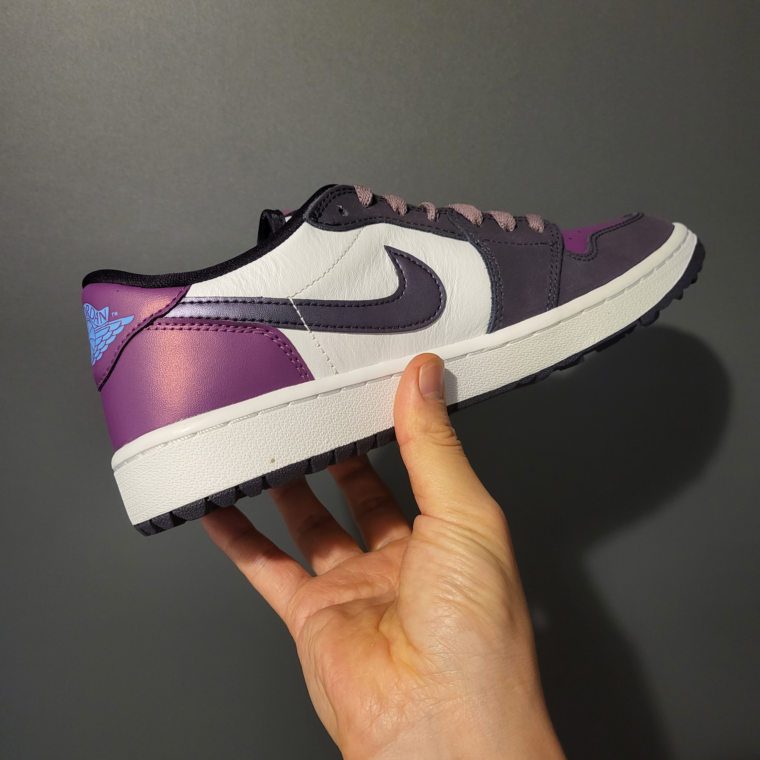 Jordan 1 Low Golf Cave Purple and Viotech 착용 스타일 - 2