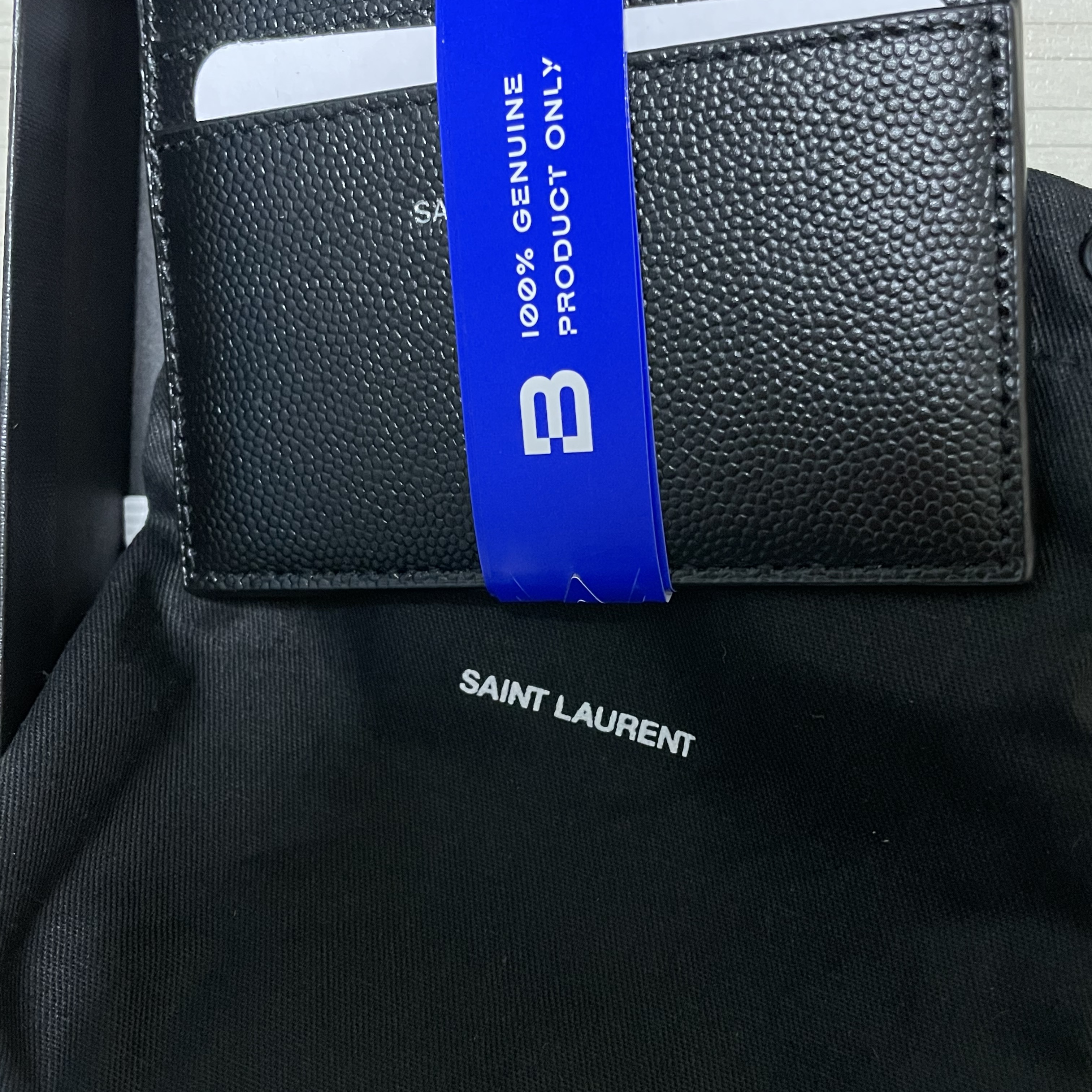 Saint Laurent Paris Credit Card Case in Grain de Poudre Embossed Leather Black 착용 스타일