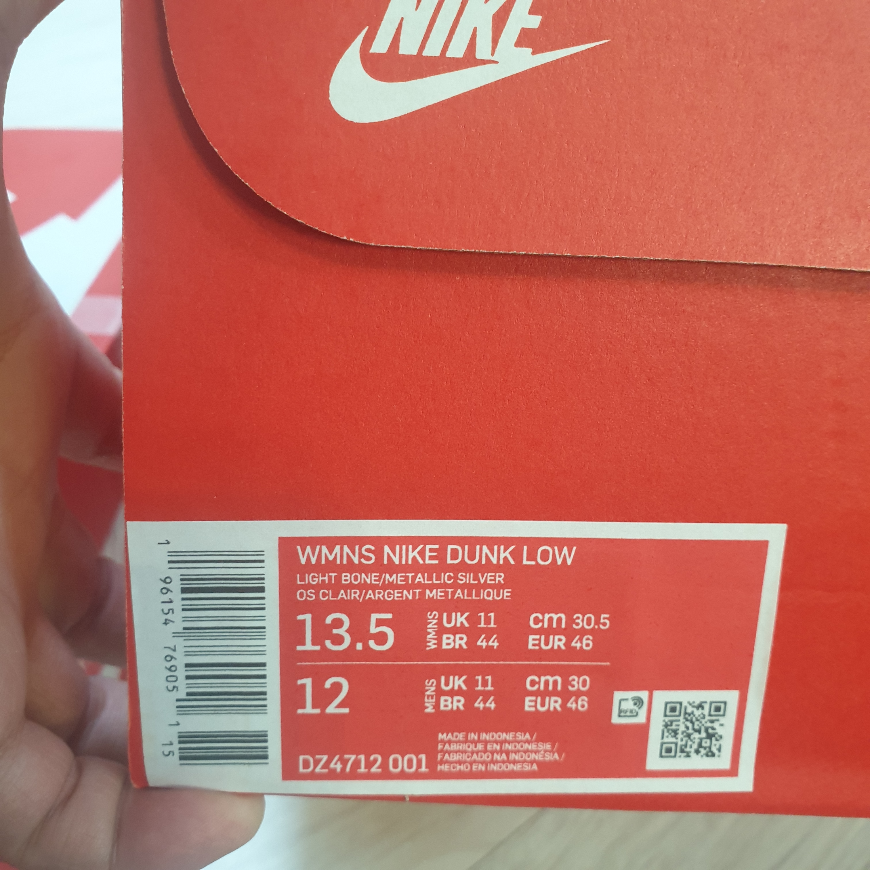 (W) Nike Dunk Low Light Bone Metallic Silver 착용 스타일 - 2