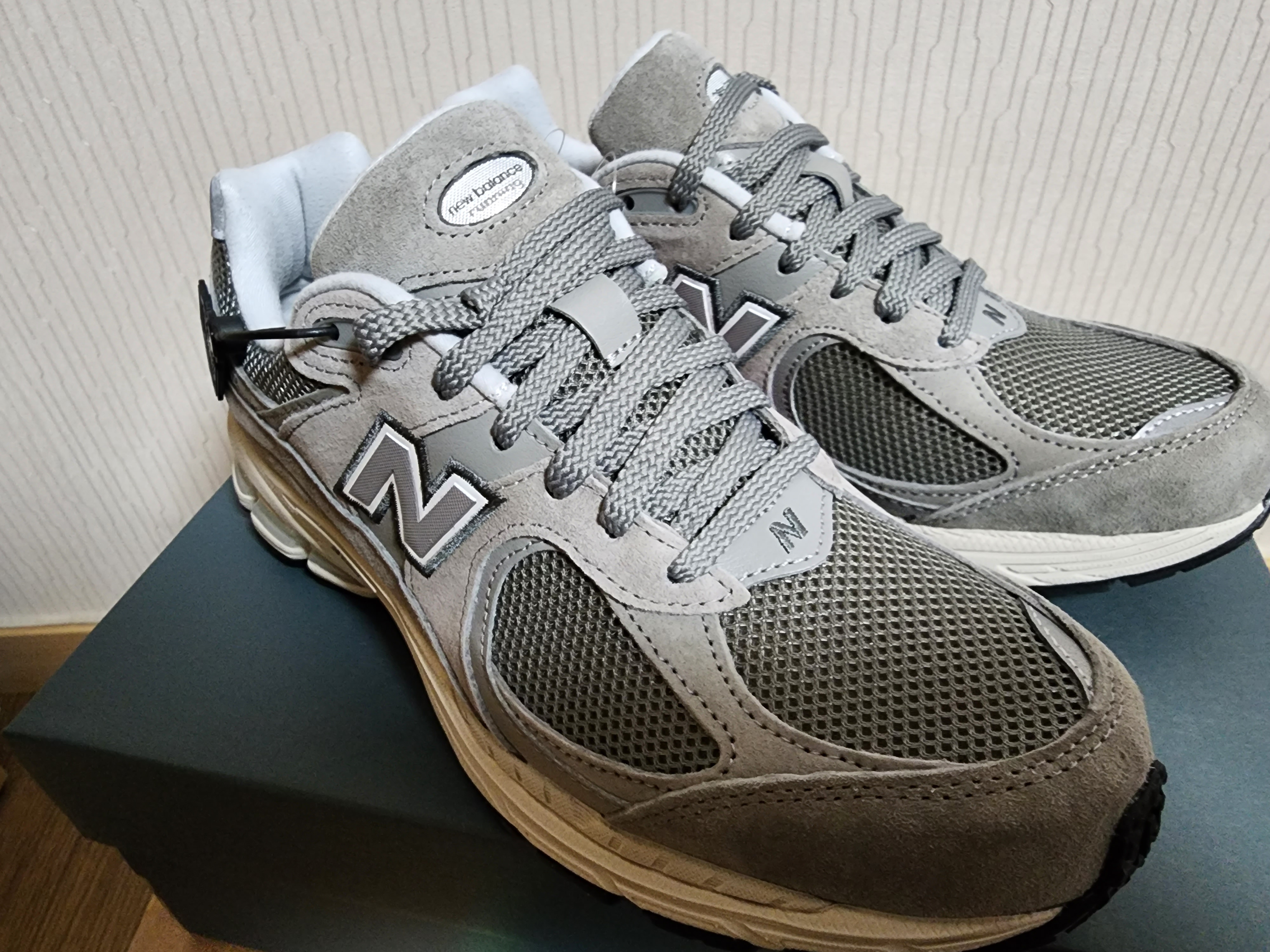 New Balance 2002R Grey 착용 스타일 - 1