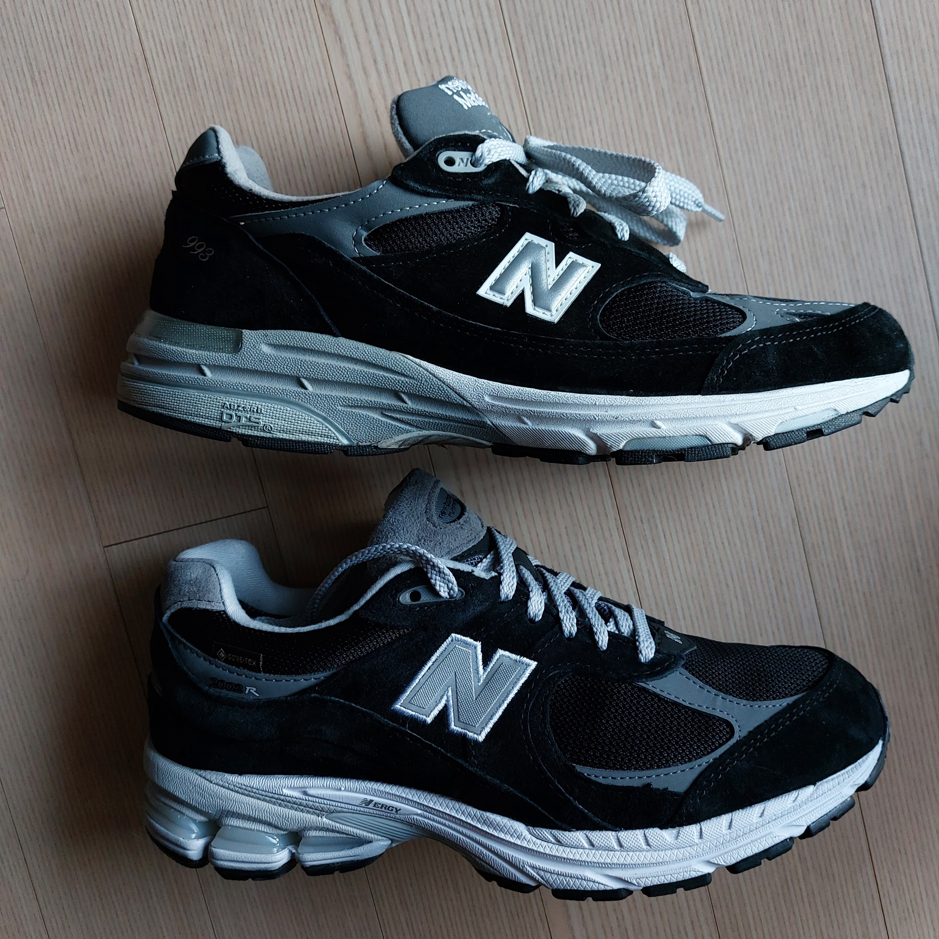 New Balance 993 Made in USA Black - D Standard, New Balance 2002R Gore-Tex Black Silver Metalic 착용 스타일 - 2