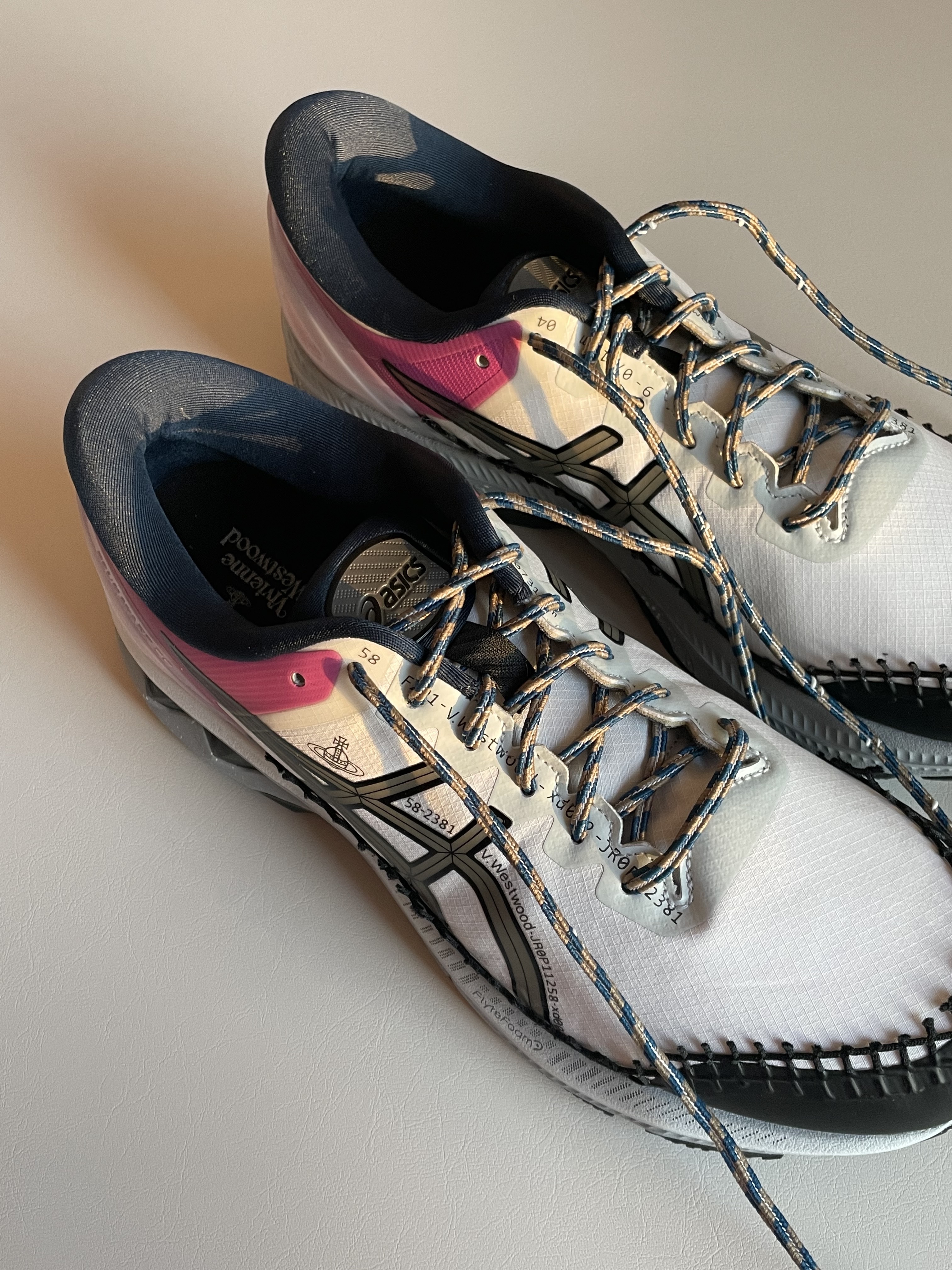 Asics x Vivienne Westwood Gel-Kayano 27 DE White 착용 스타일 - 2