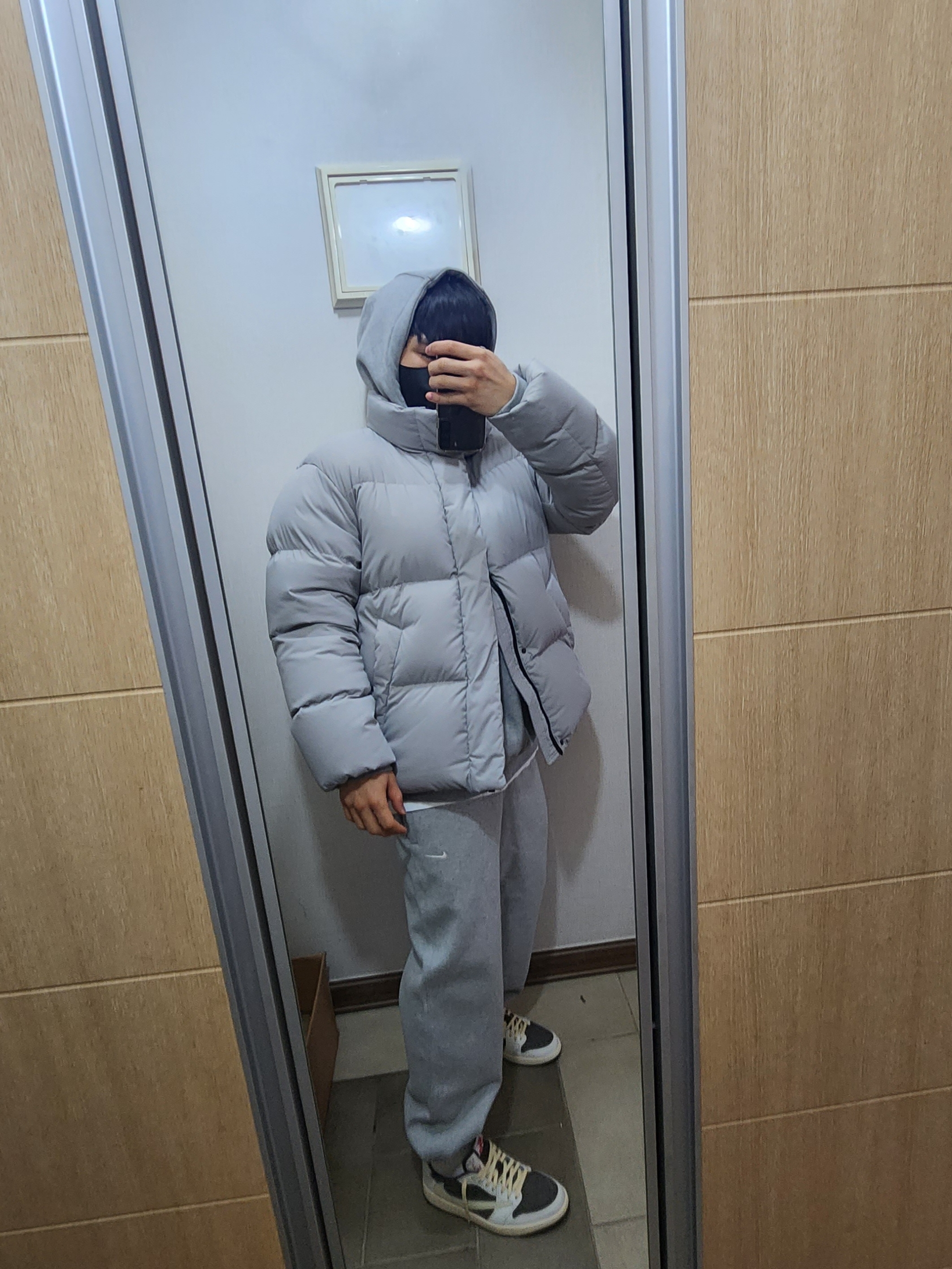 Jordan 1 x Travis Scott Retro Low OG SP Sail and Ridgerock, Nike NRG Solo Swoosh Fleece Hoodie Dark Grey Heather - US/EU 착용 스타일