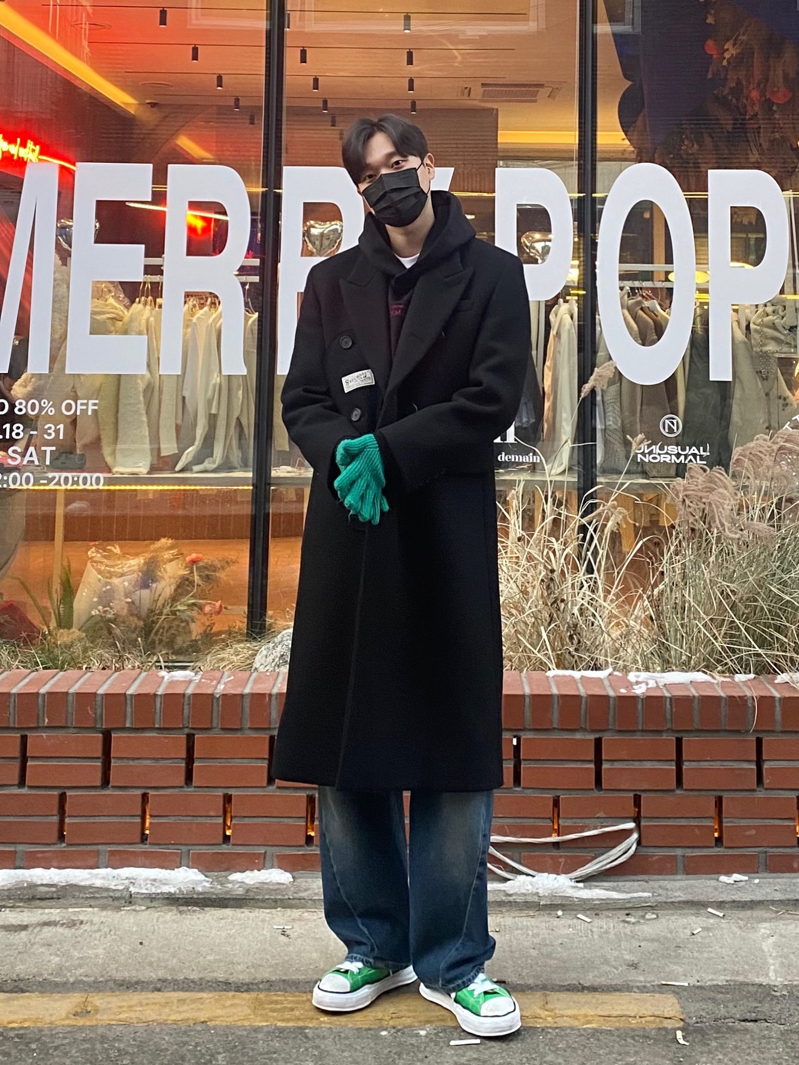 Maison Mihara Yasuhiro Peterson OG Sole Canvas Low Sneakers Green, Maison Margiela Upside Down Embroidered Logo Hoodie Black Red 착용 스타일 - 1