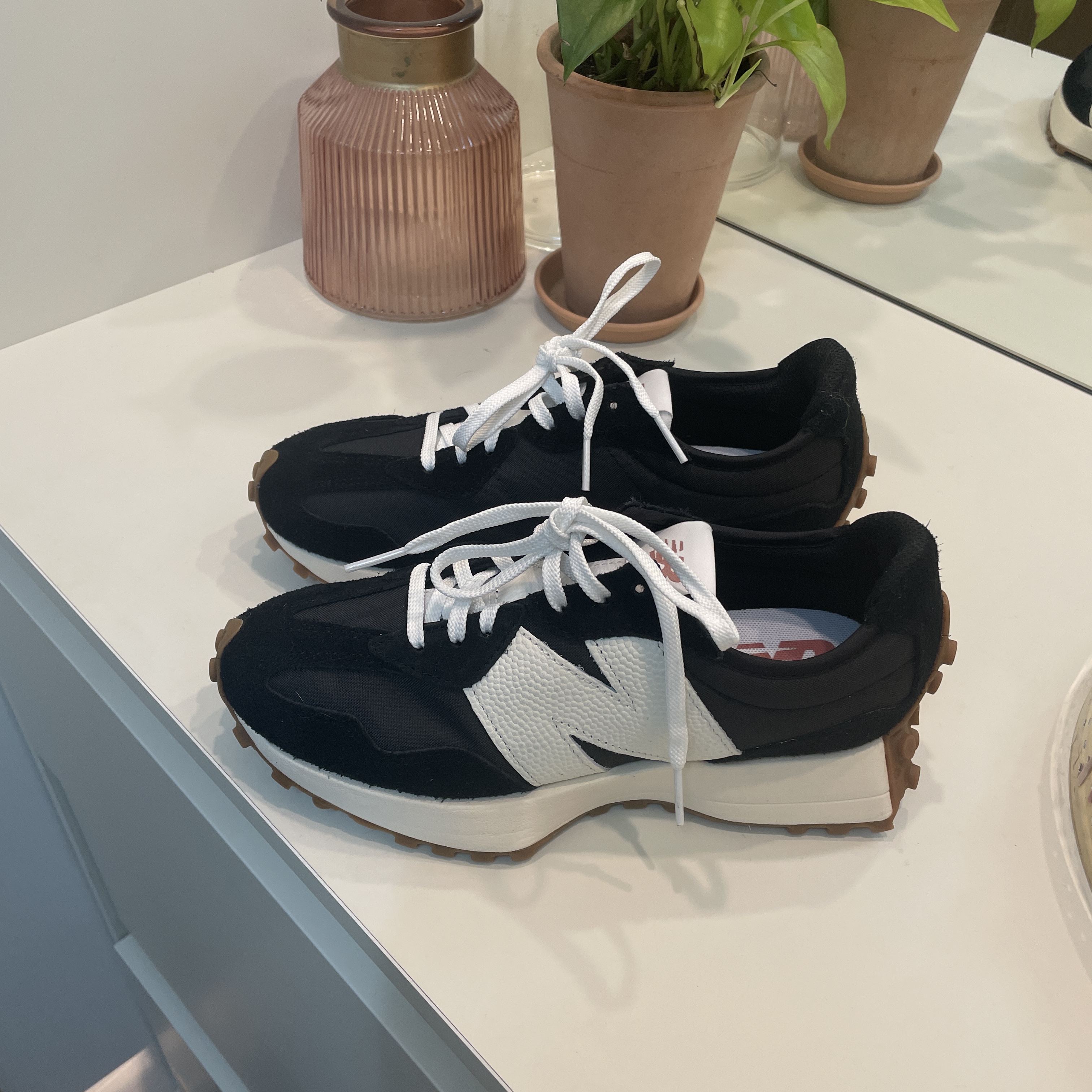 (W) New Balance 327 Black White 착용 스타일 - 2