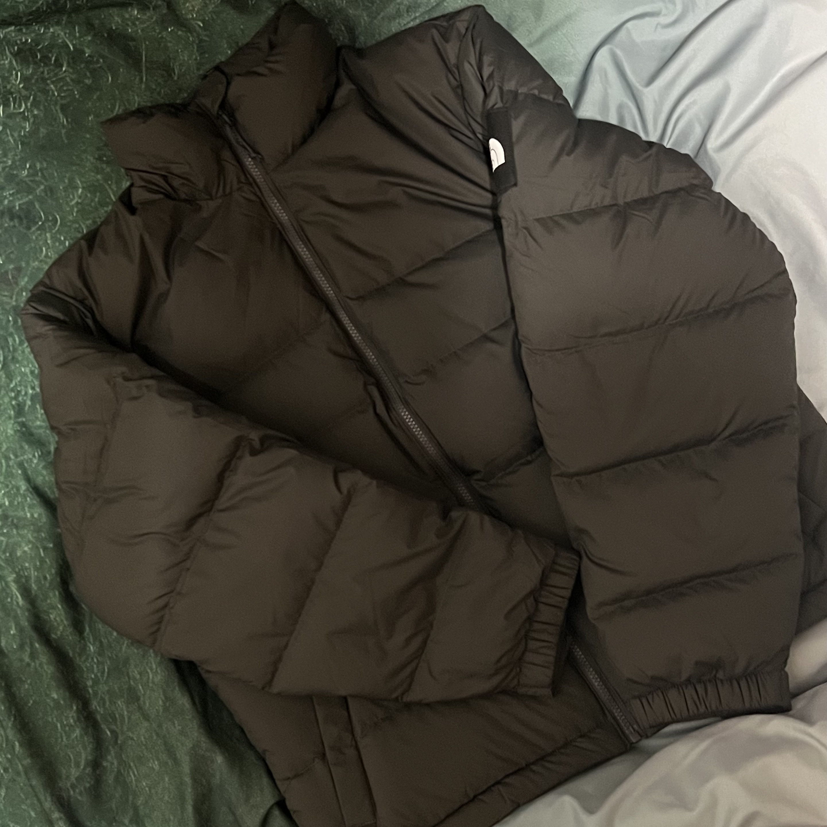 The North Face 1992 Nuptse Jacket Charcoal 착용 스타일