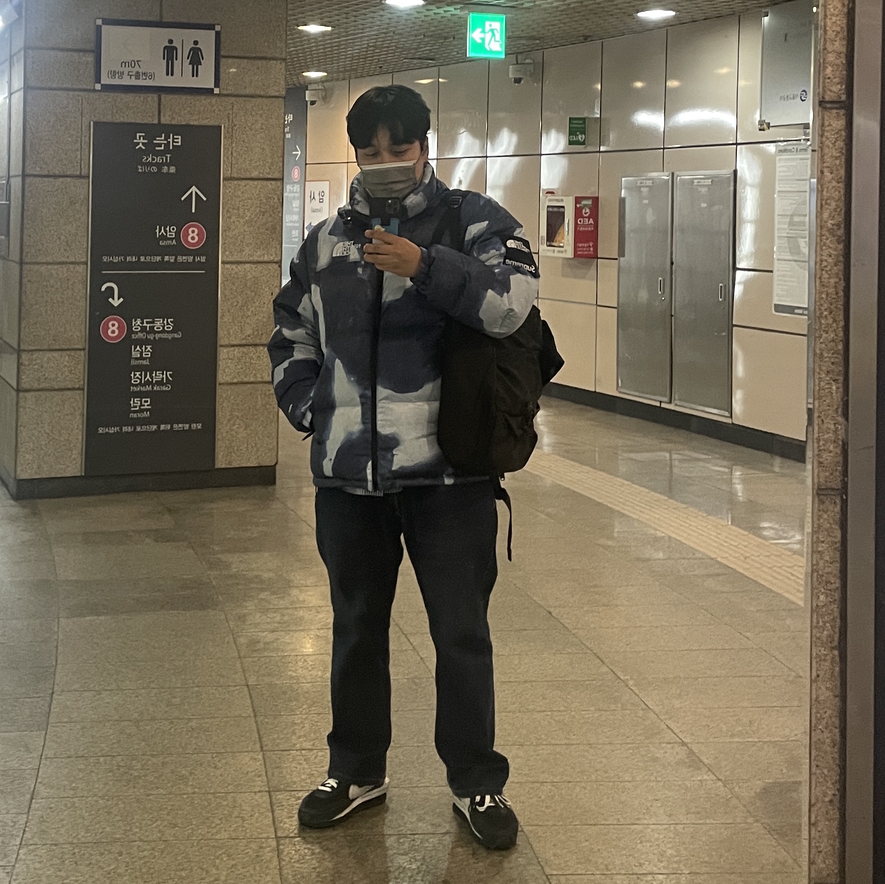 Nike x Sacai x Fragment LDWaffle Blackened Blue, Supreme x The North Face Bleached Denim Print Nuptse Jacket Indigo - 21FW 착용 스타일